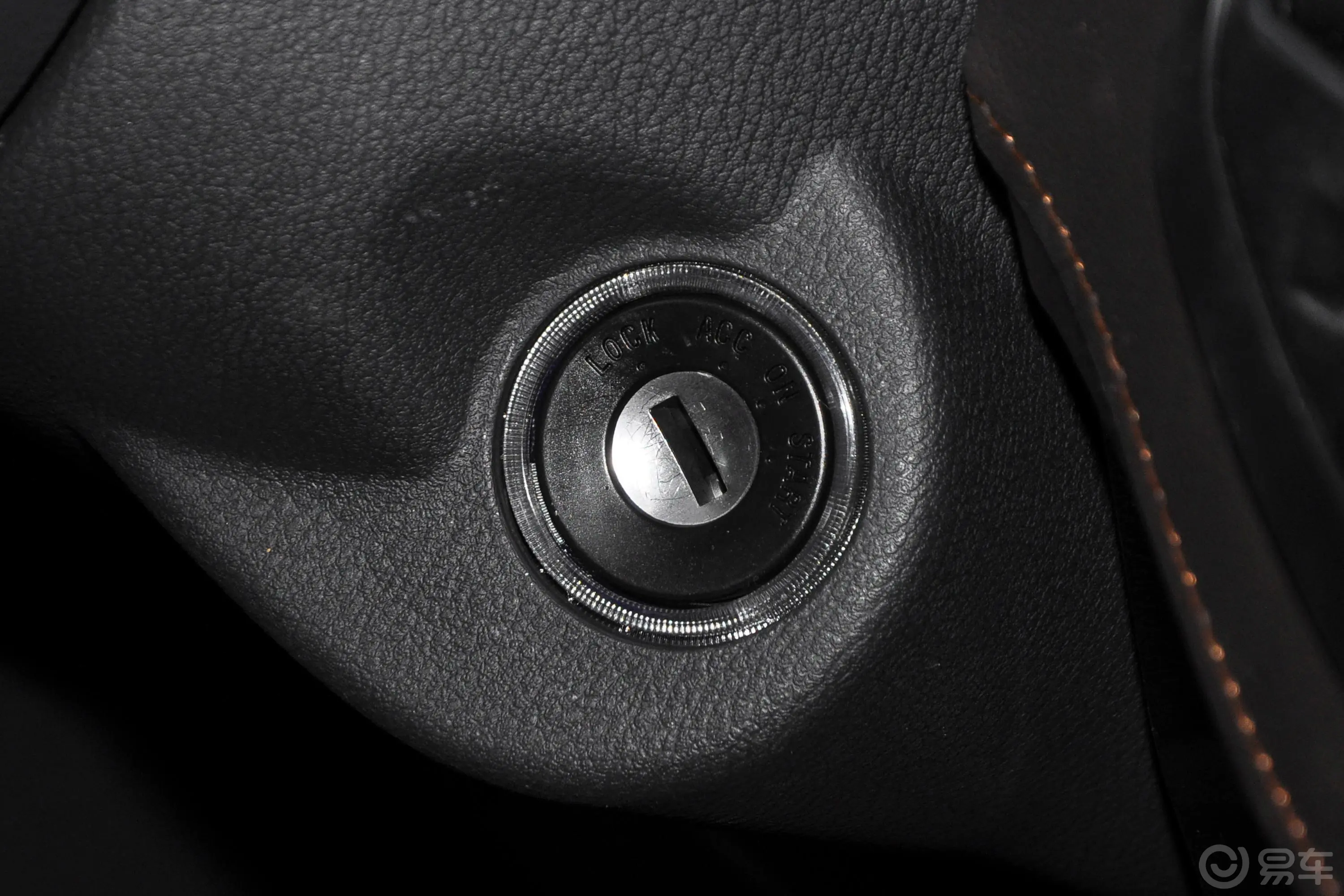 领主乘用版 2.5T 手动两驱大双豪华型 柴油钥匙孔或一键启动按键