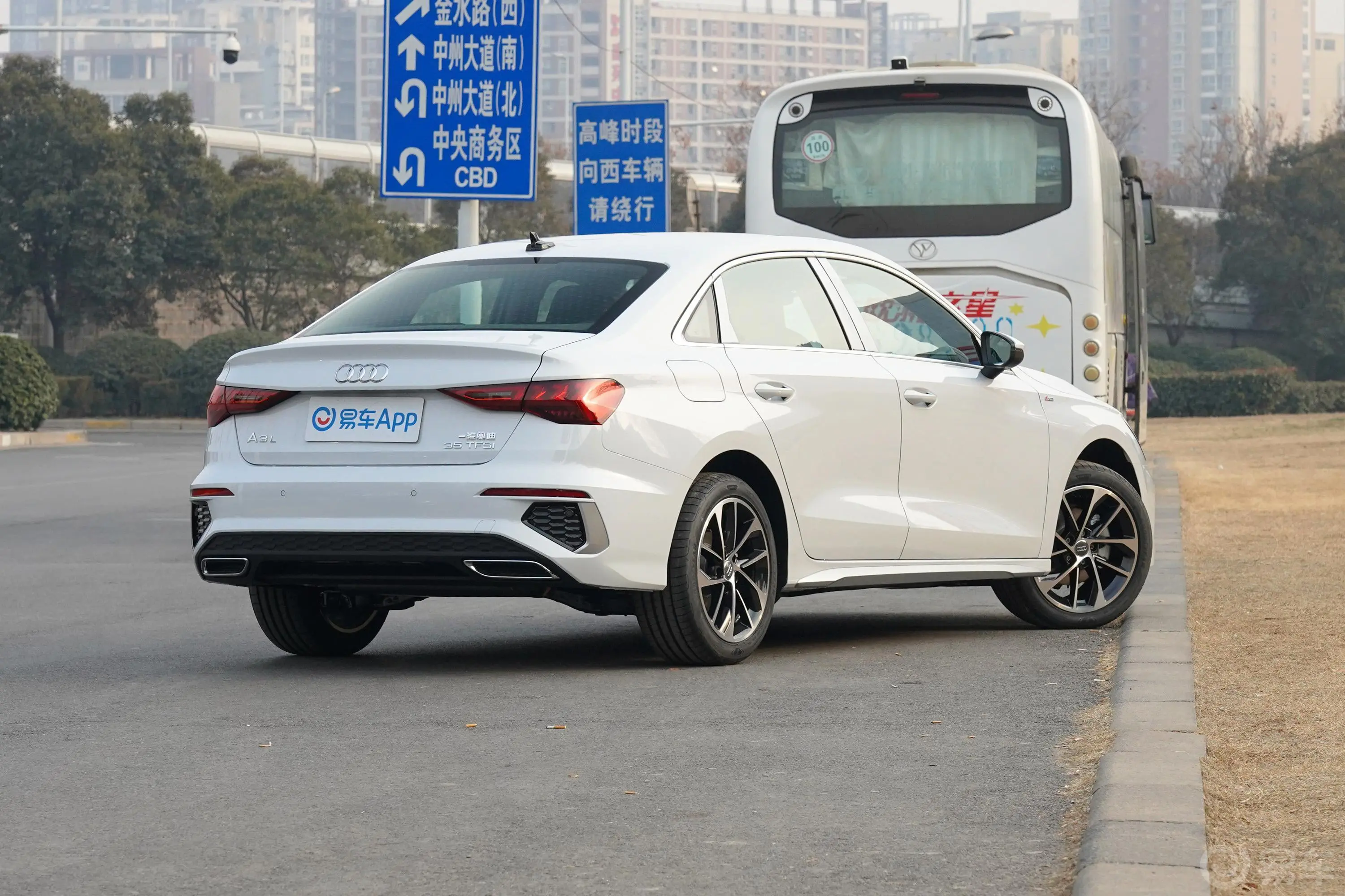 奥迪A3A3L Limousine 35 TFSI 进取运动型侧后45度车头向右水平