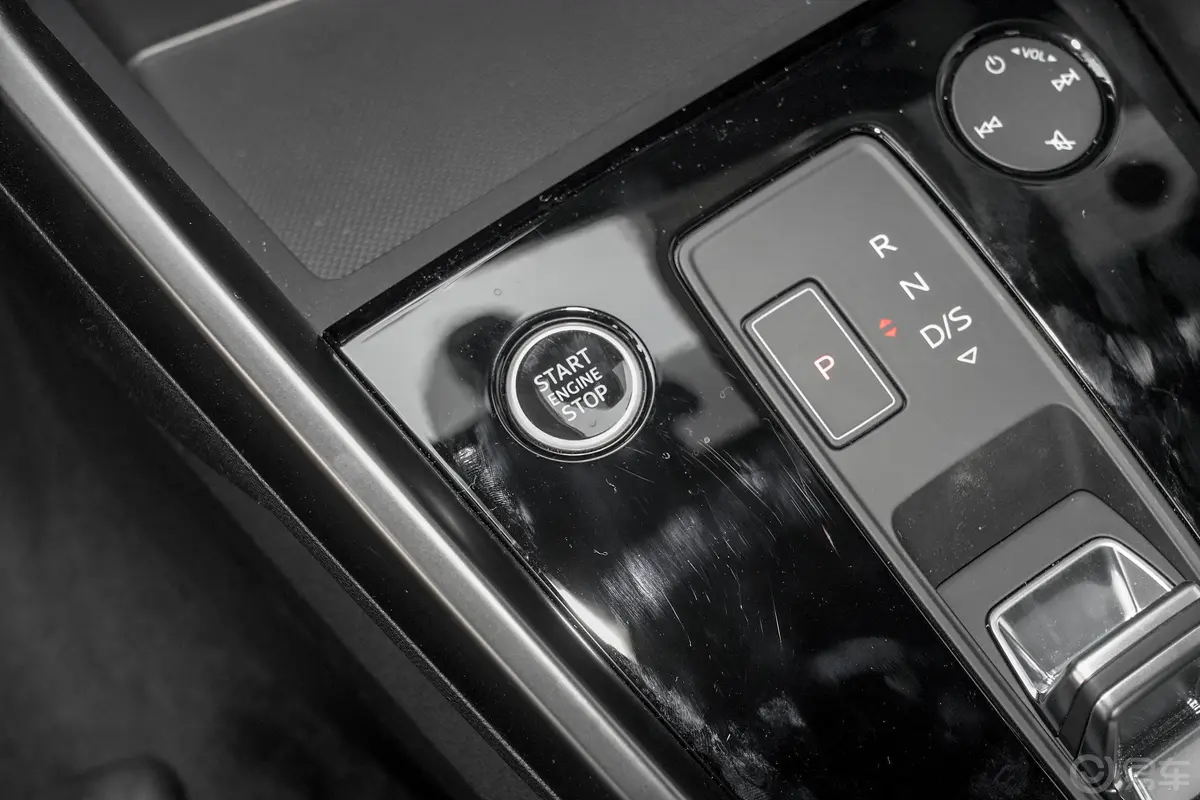 奥迪A3A3L Limousine 35 TFSI 进取运动型钥匙孔或一键启动按键