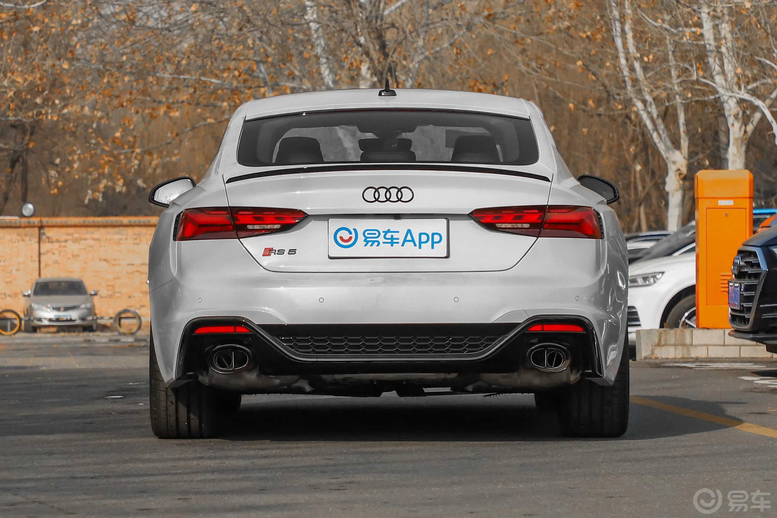 奥迪RS 52.9T Sportback 暗金版正后水平