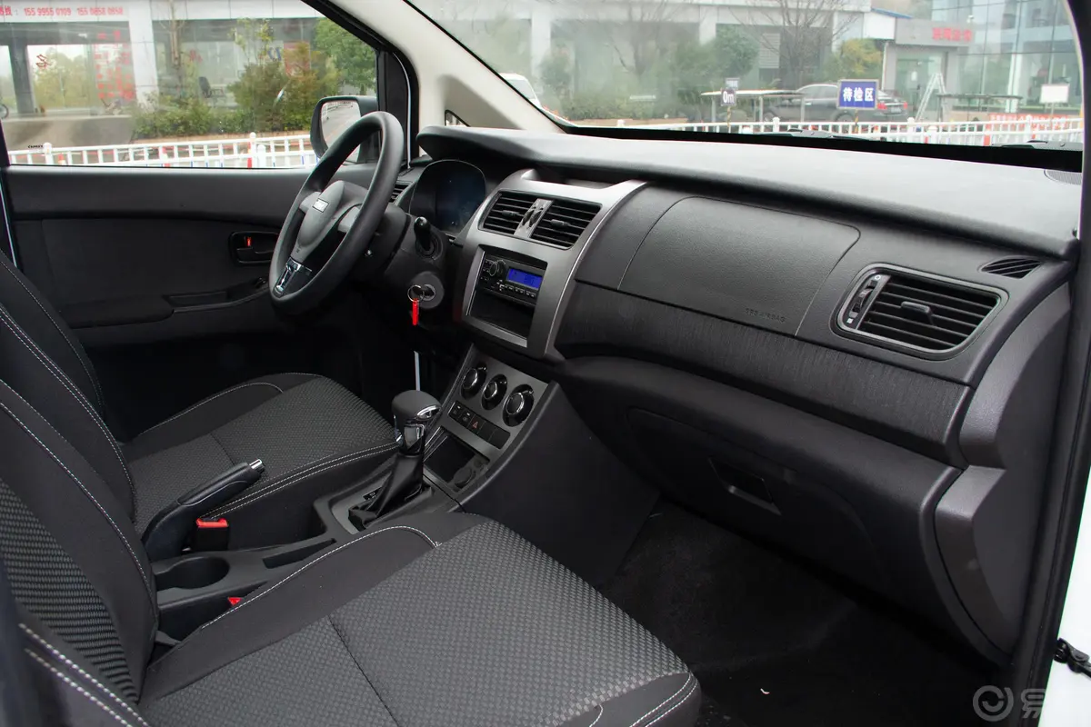 斯派卡改款 1.5L CVT 舒适型内饰全景副驾驶员方向
