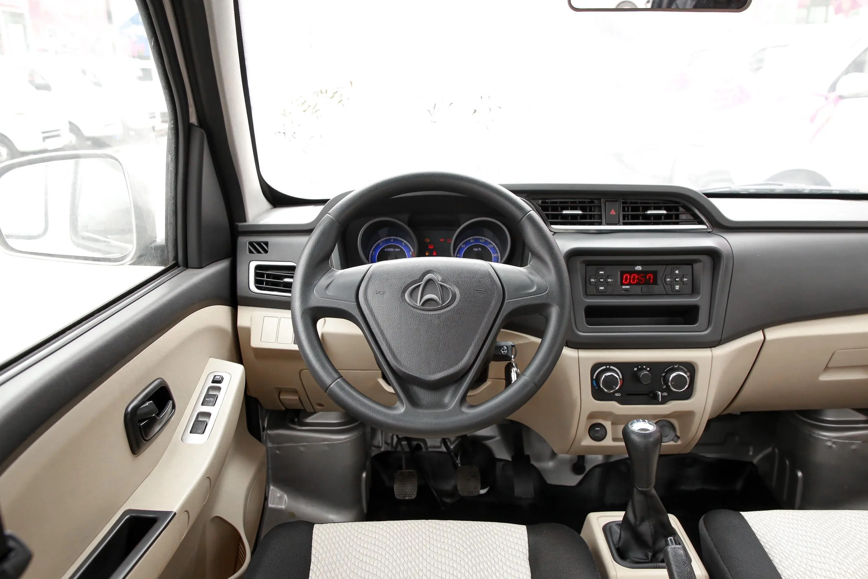 跨越王X1载货汽车N1 1.2L 双排单后轮 舒适版（5.62米） SC1034XAS6B2 汽油 国VI驾驶位区域