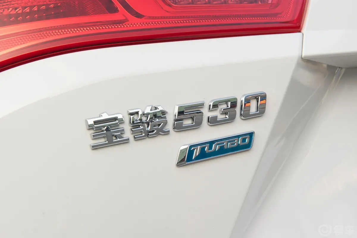 宝骏530全球车周年纪念版 1.5T CVT 豪华型 6座外观
