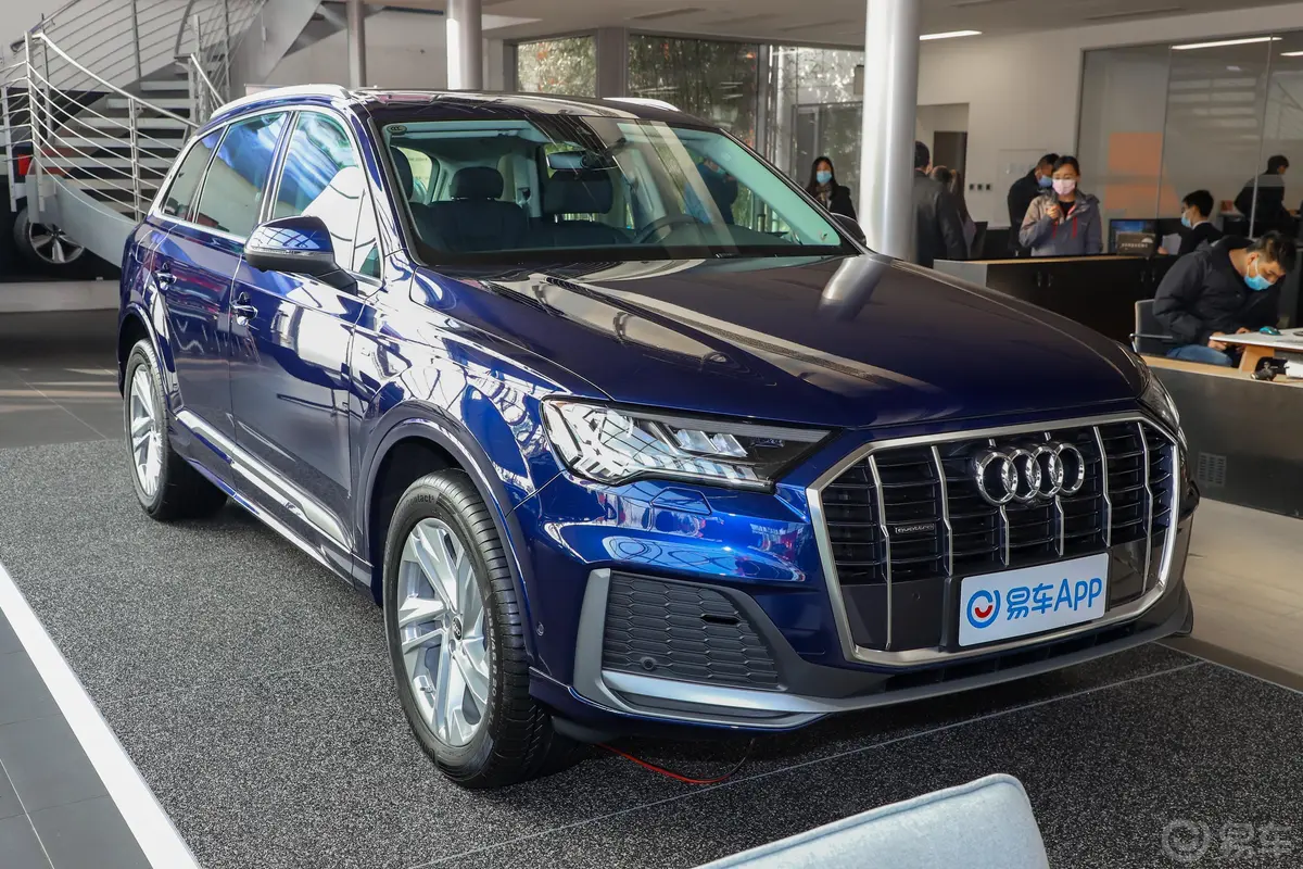 奥迪Q745 TFSI quattro S line 运动型侧前45度车头向右水平