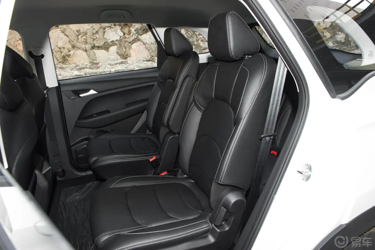 宝骏530全球车周年纪念版 1.5T CVT 豪华型 6座后排座椅