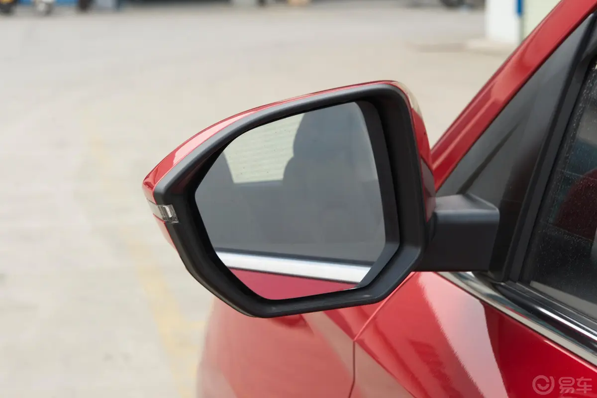 宝骏530全球车周年纪念版 1.5T CVT 尊贵互联型 5座后视镜镜面