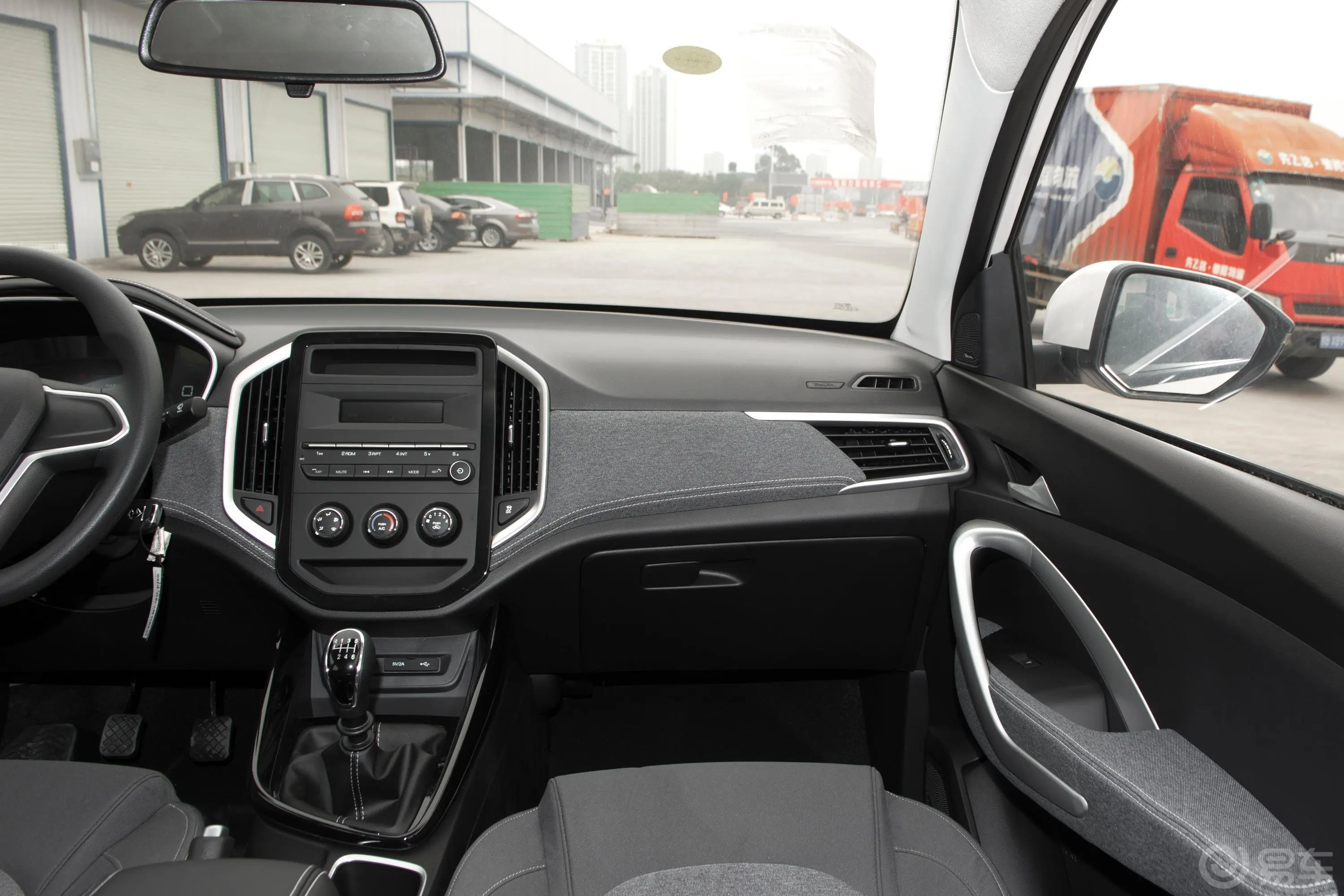 宝骏530全球车周年纪念版 1.5T 手动 舒适型 5座副驾驶位区域