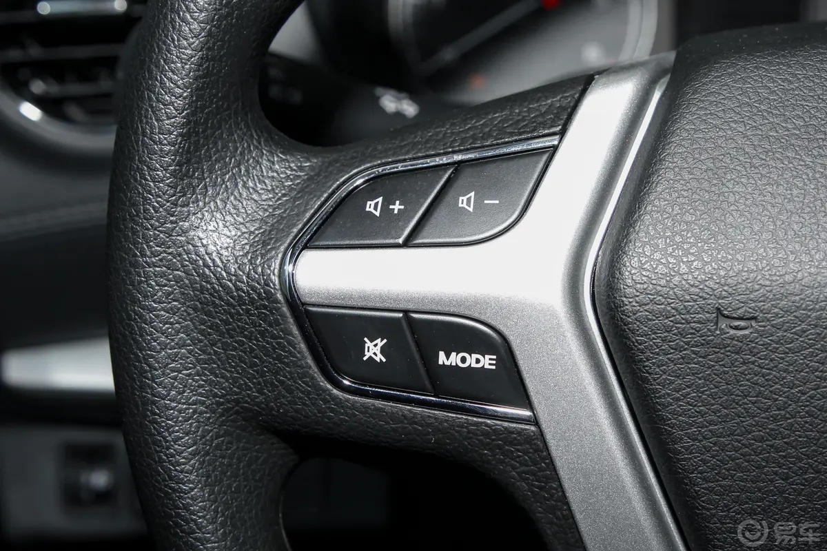 锐骐6都市版 2.3T 手动两驱标准型 柴油左侧方向盘功能按键