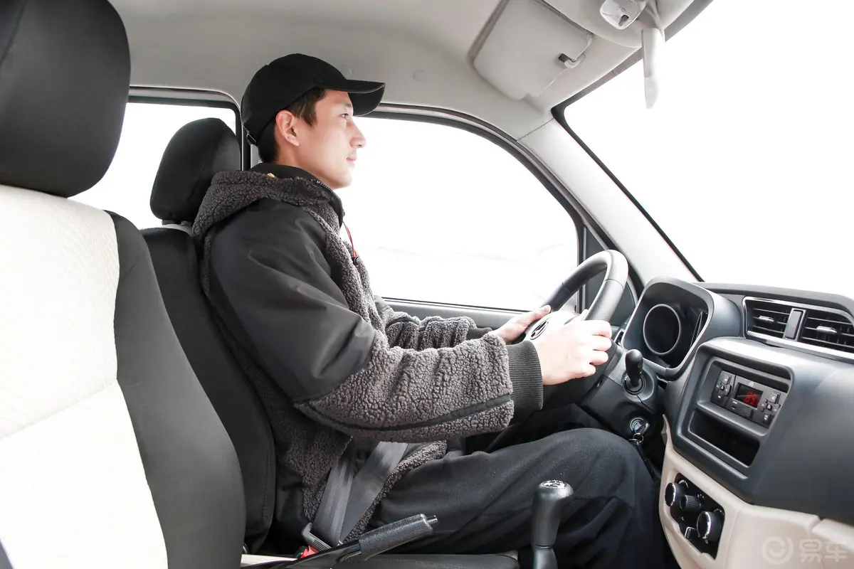 跨越王X1载货汽车N1 1.2L 双排单后轮 舒适版（5.46米） SC1034XAS6B2 汽油 国VI前排空间体验