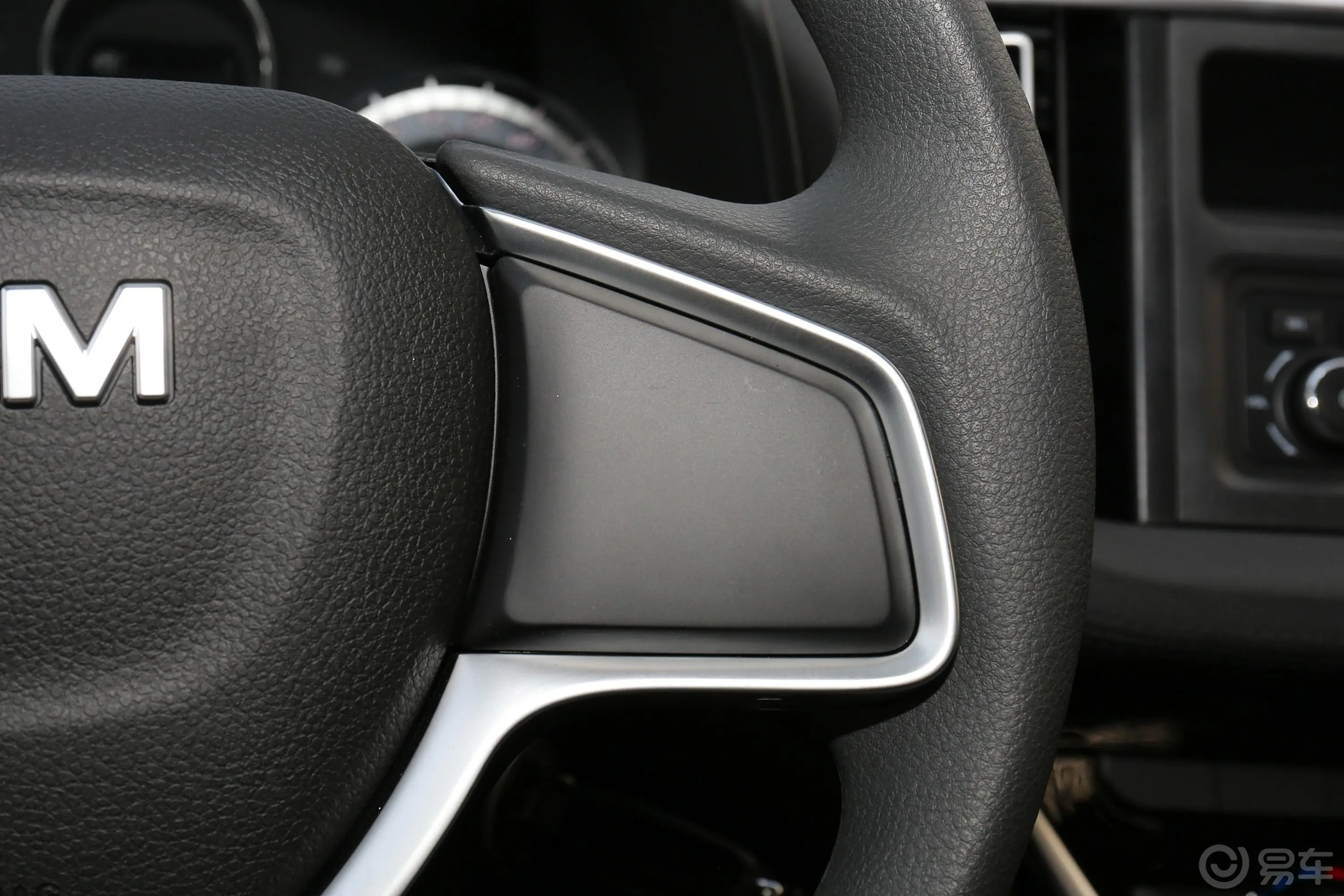 瑞迈2.4T 手动 四驱 标轴舒适版 汽油内饰