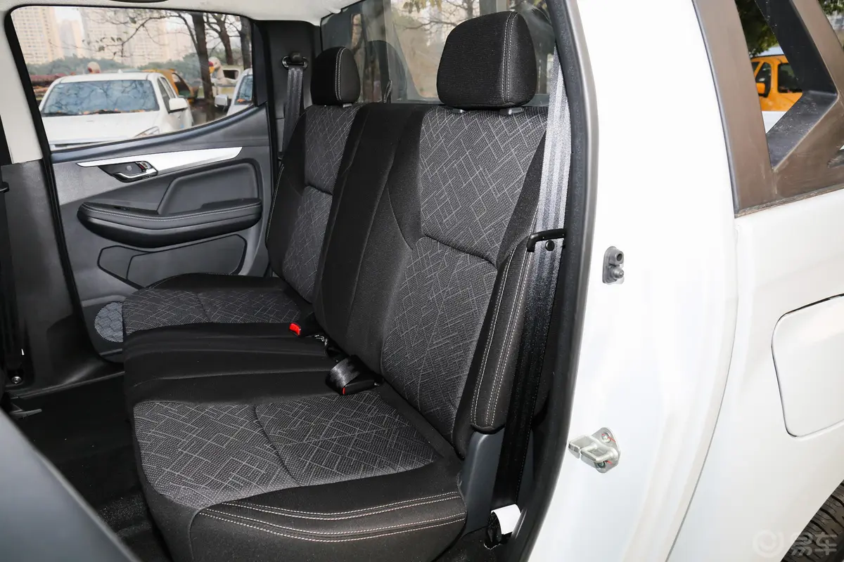 瑞迈2.4T 手动 四驱 标轴舒适版 汽油后排座椅