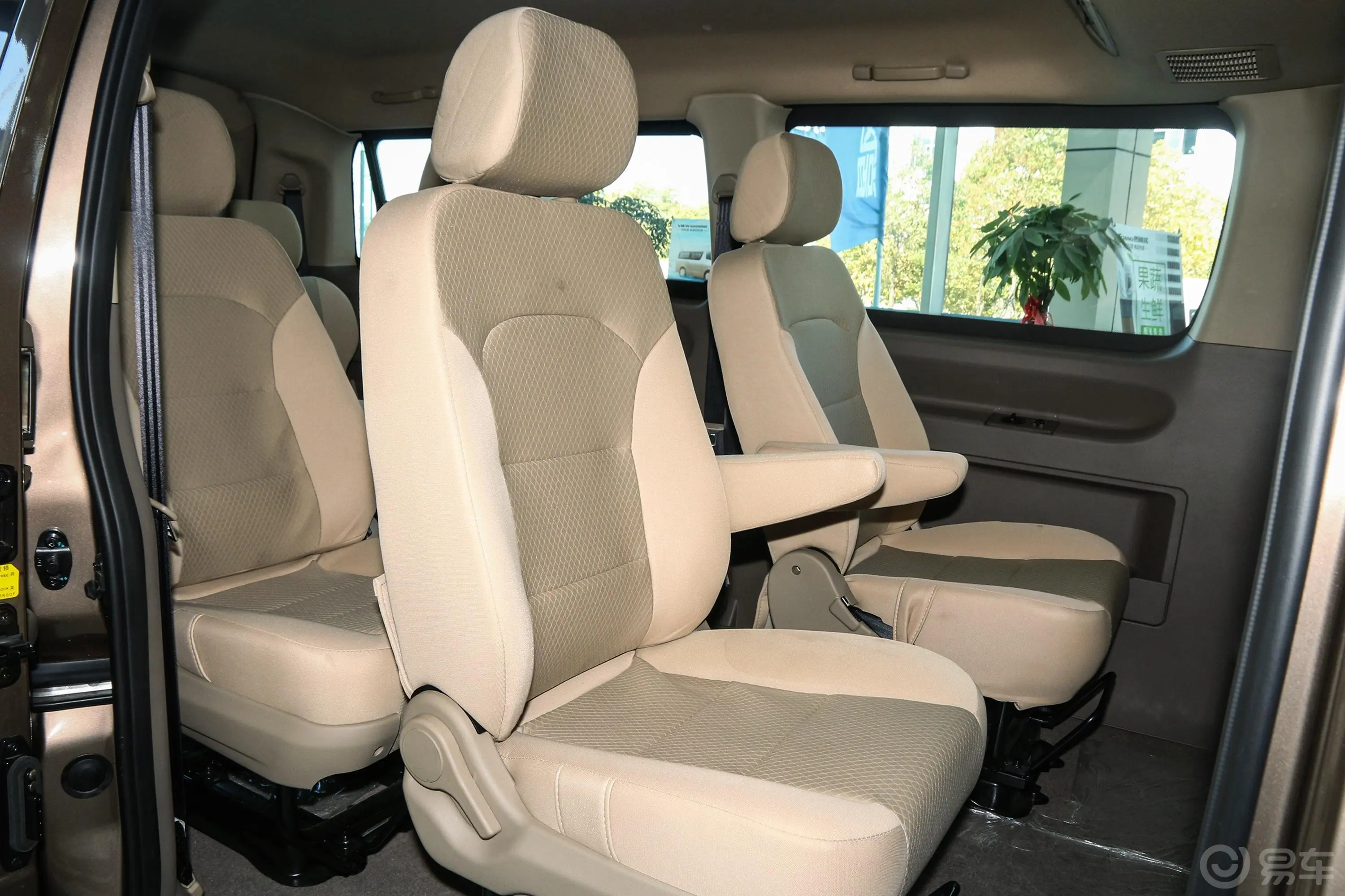 风景G5多用途乘用车 2.0L 手动 长轴平顶 商运版 9座 国VI后排座椅