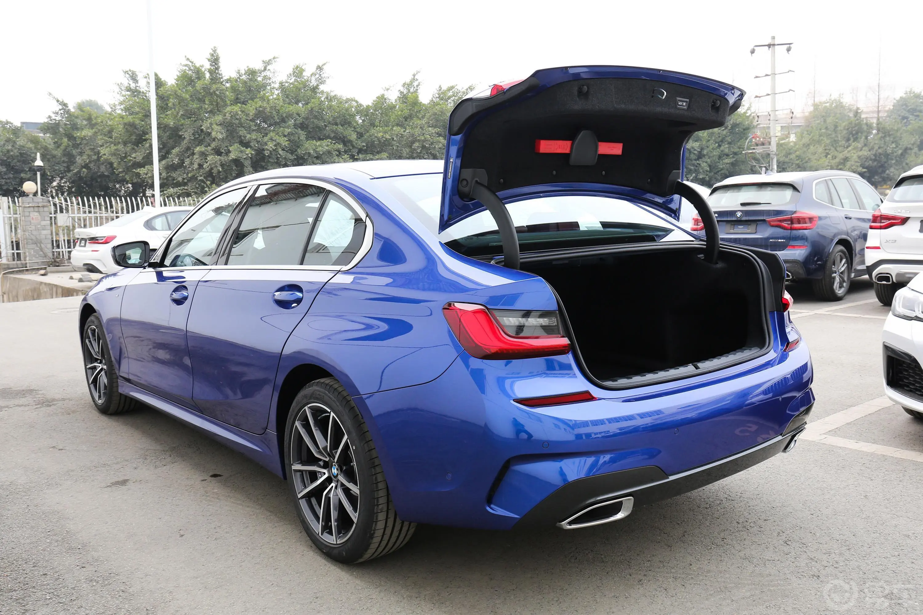 宝马3系改款 325Li xDrive M运动套装后备厢开启45度侧拍