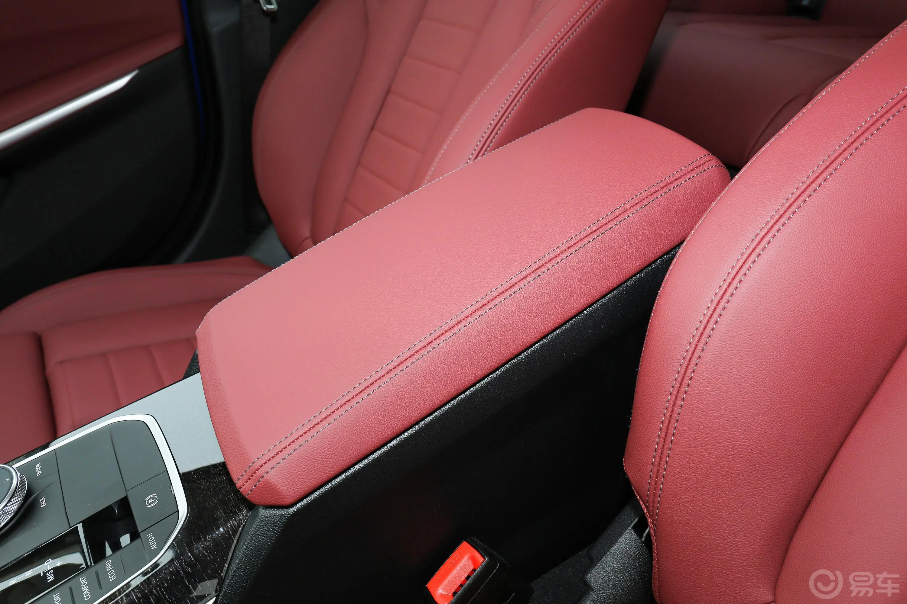 宝马3系改款 325Li xDrive M运动套装前排中央扶手