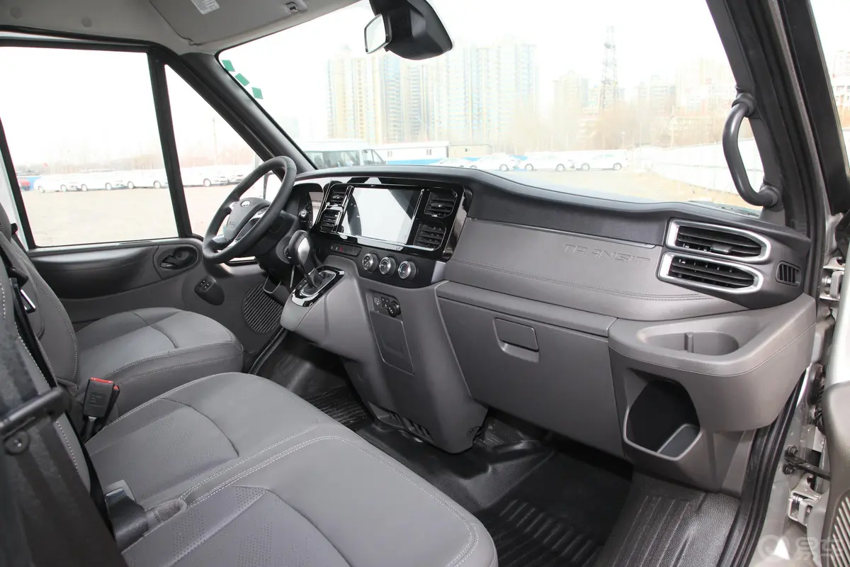 新世代全顺Pro 2.2T AMT 长轴中顶 豪华版客车(包) 15座 柴油 国VI内饰全景副驾驶员方向