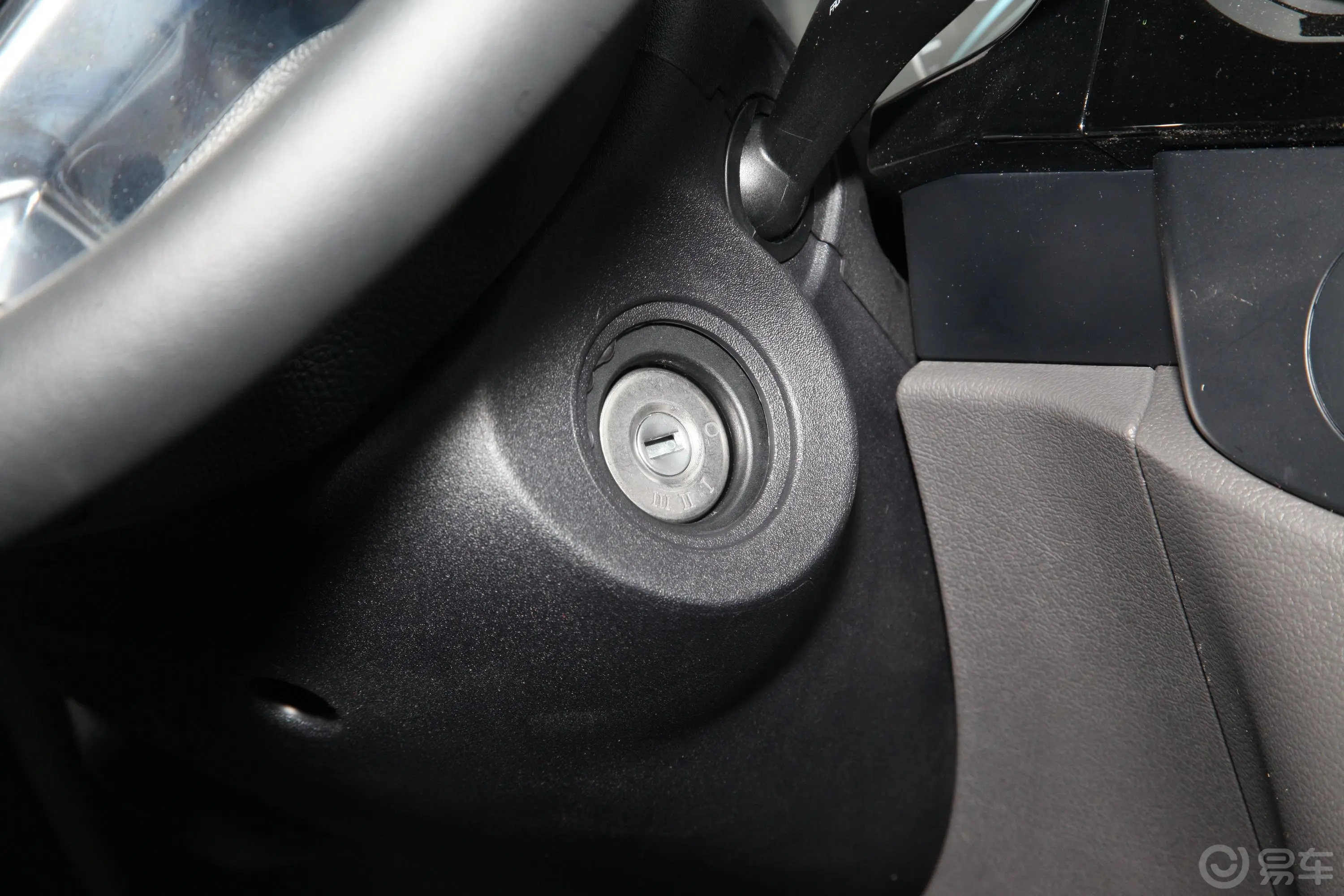 新世代全顺Pro 2.2T 手动 长轴中顶 带机械踏板豪华型客车 9座 柴油 国VI钥匙孔或一键启动按键