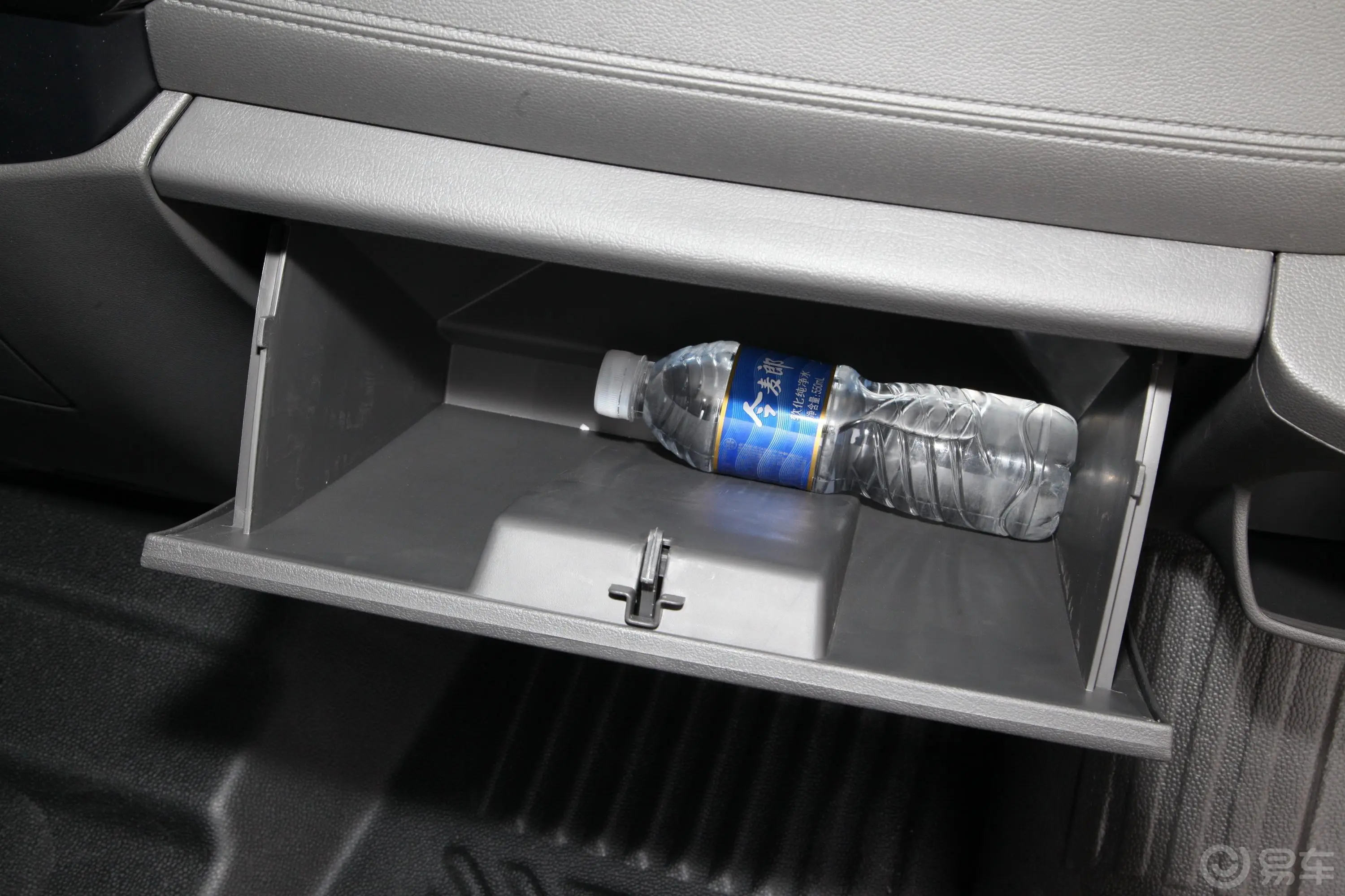 新世代全顺Pro 2.2T AMT 长轴中顶 豪华版客车(包) 15座 柴油 国VI手套箱空间水瓶横置