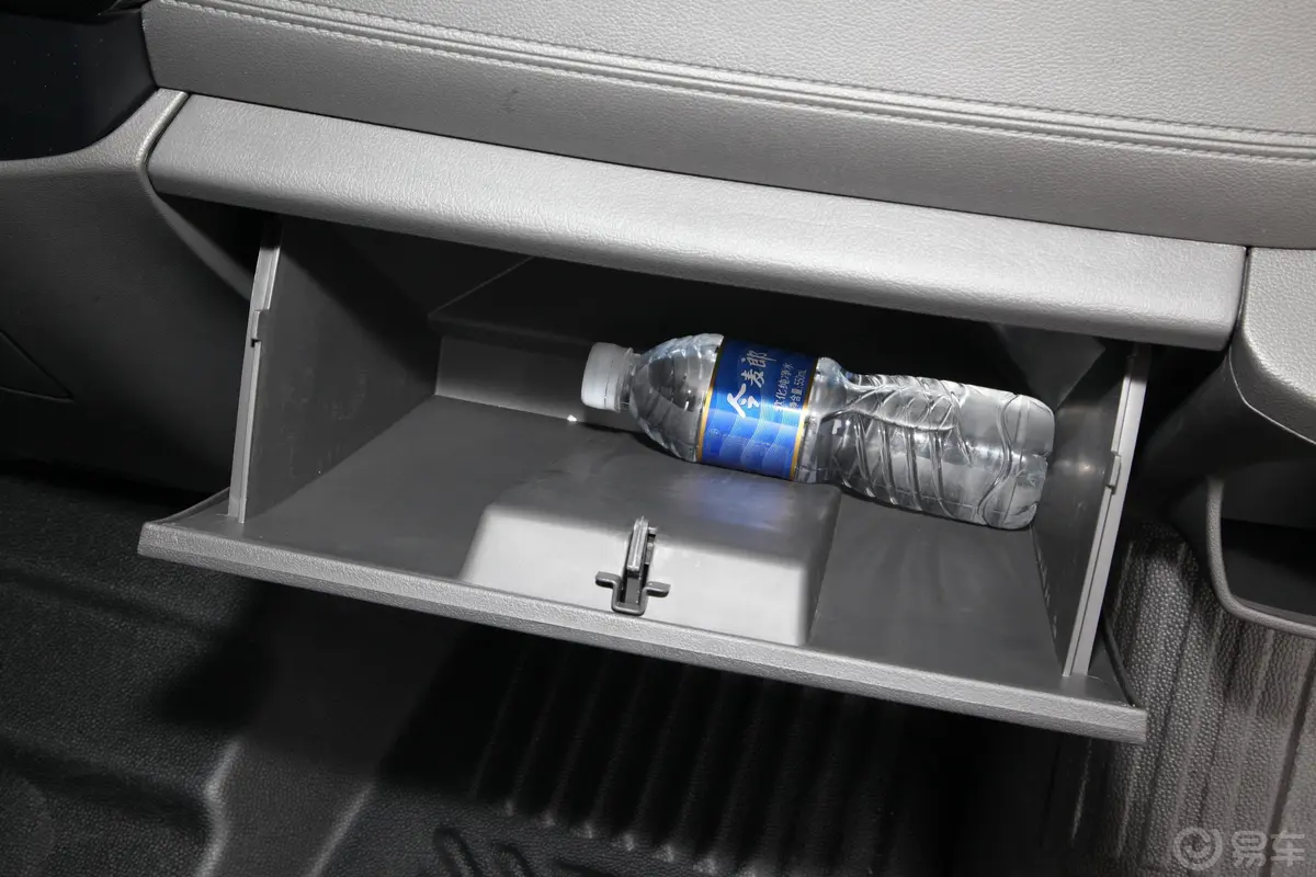 新世代全顺Pro 2.2T AMT 长轴中顶 豪华版客车(包) 15座 柴油 国VI手套箱空间水瓶横置