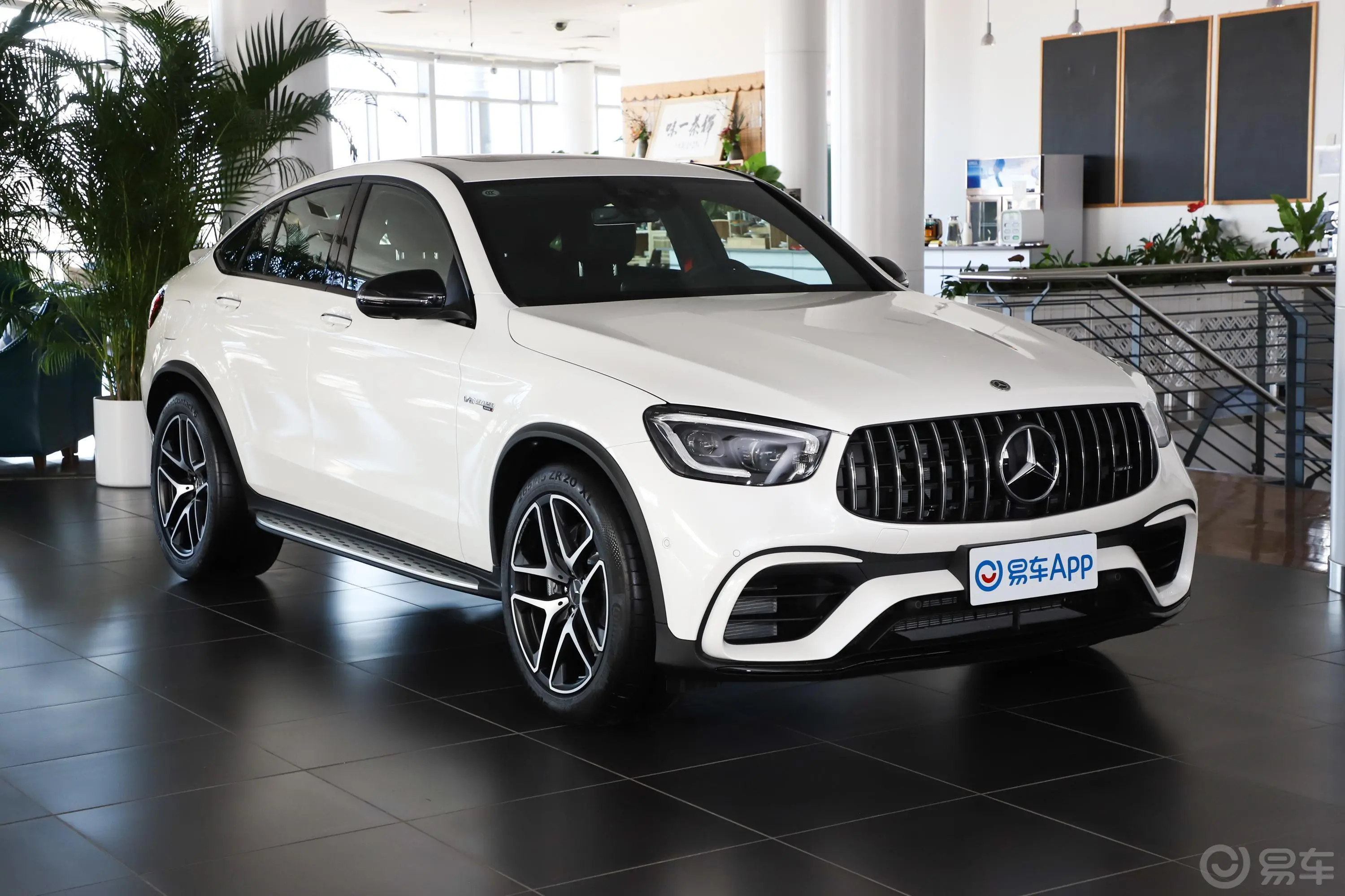 奔驰GLC轿跑 AMGAMG GLC 63 4MATIC+ 轿跑SUV侧前45度车头向右水平