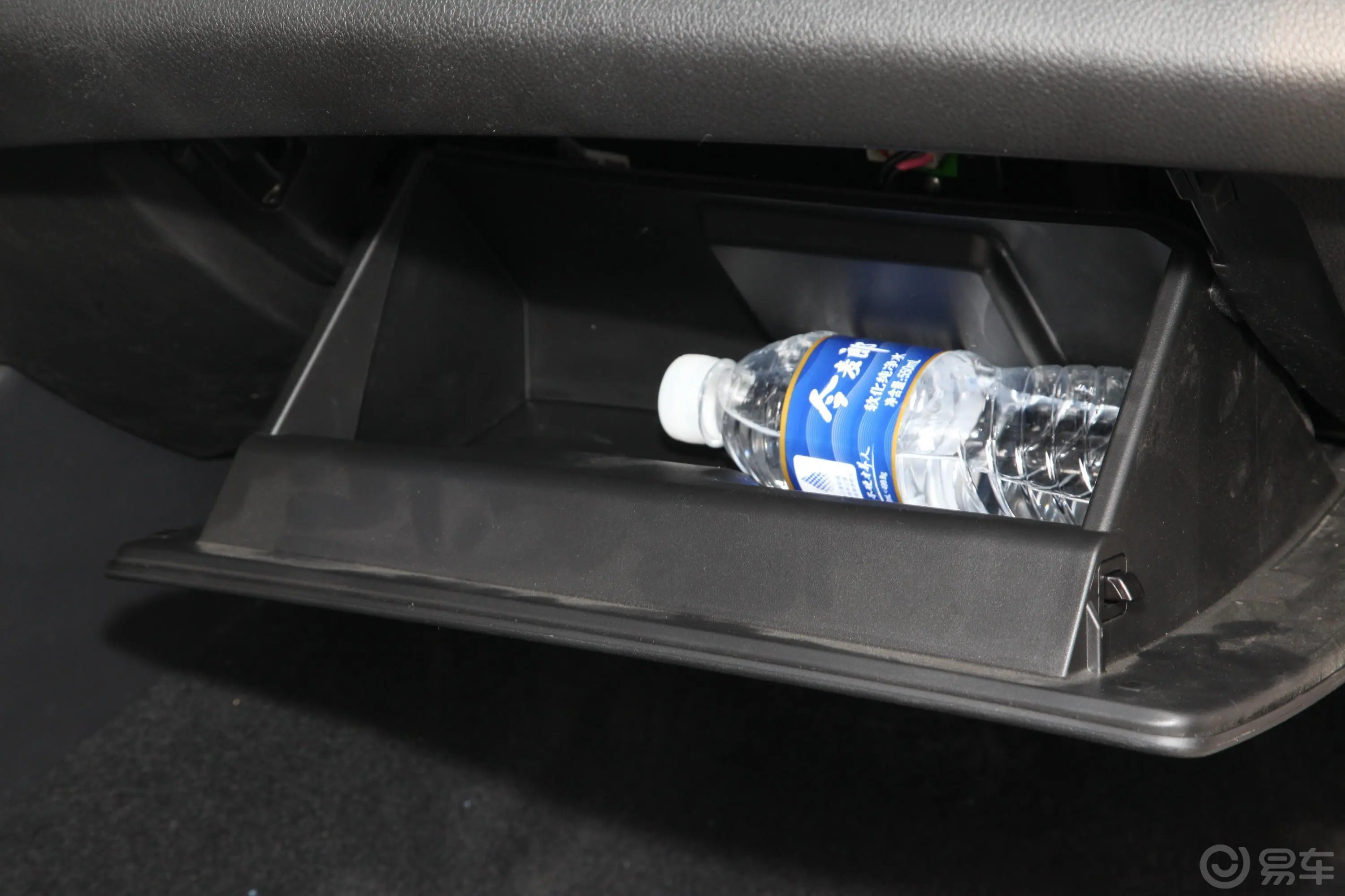 锐骐2.4L 两驱基型车创业版2TZD 汽油手套箱空间水瓶横置