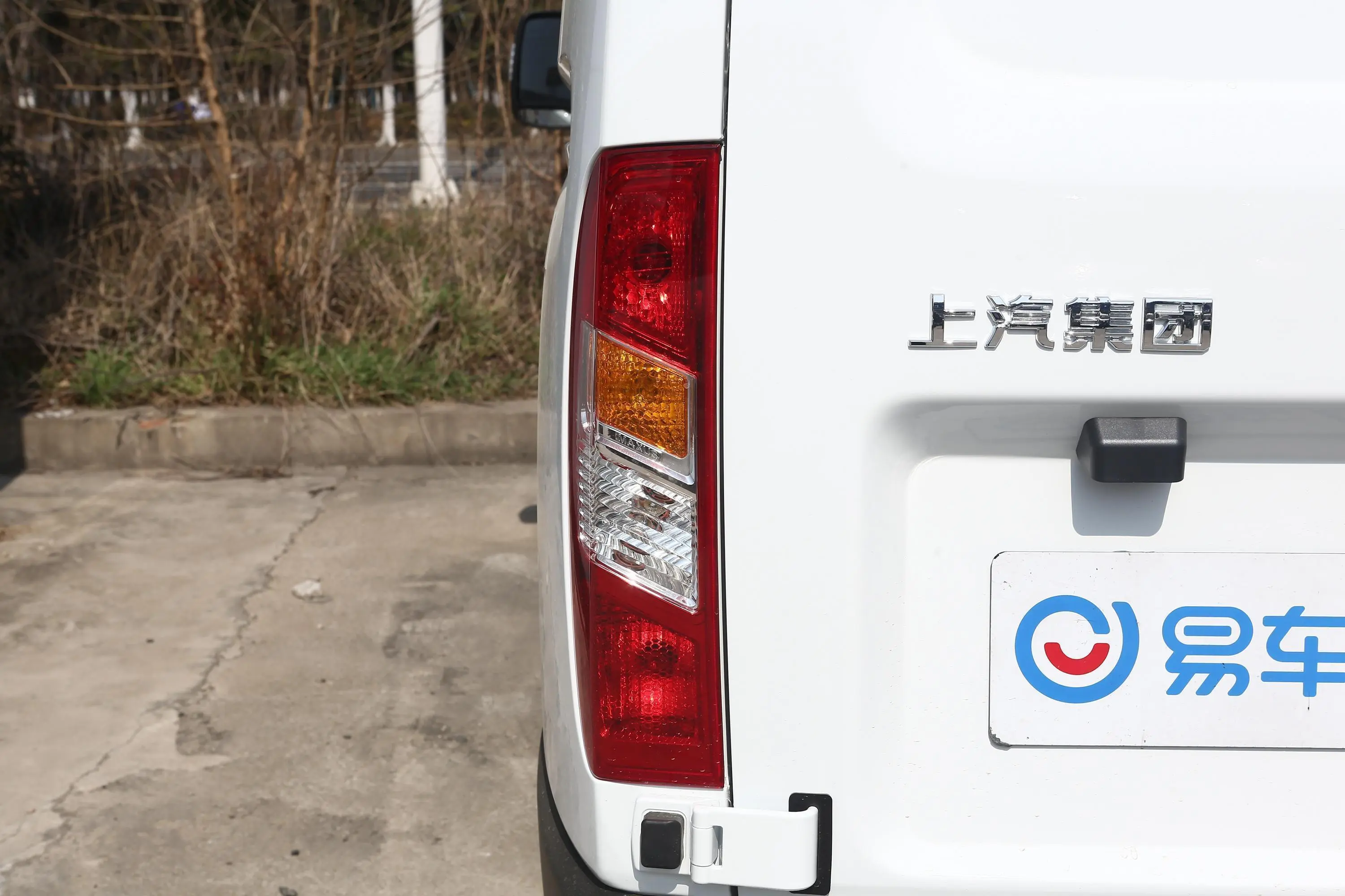 新途V80经典款 VAN 2.5T AMT 短轴中顶 2/3座 国V外观