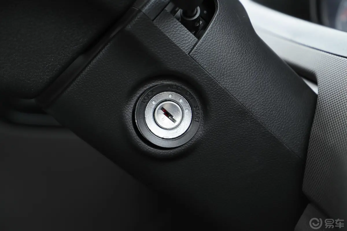 五菱荣光新卡汽车下乡版 1.8L 手动单排基本型钥匙孔或一键启动按键