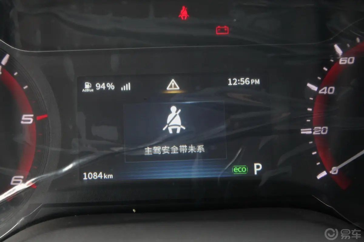 新途V90智达 2.0T 手自一体 后驱单胎 长轴高顶 9座内饰