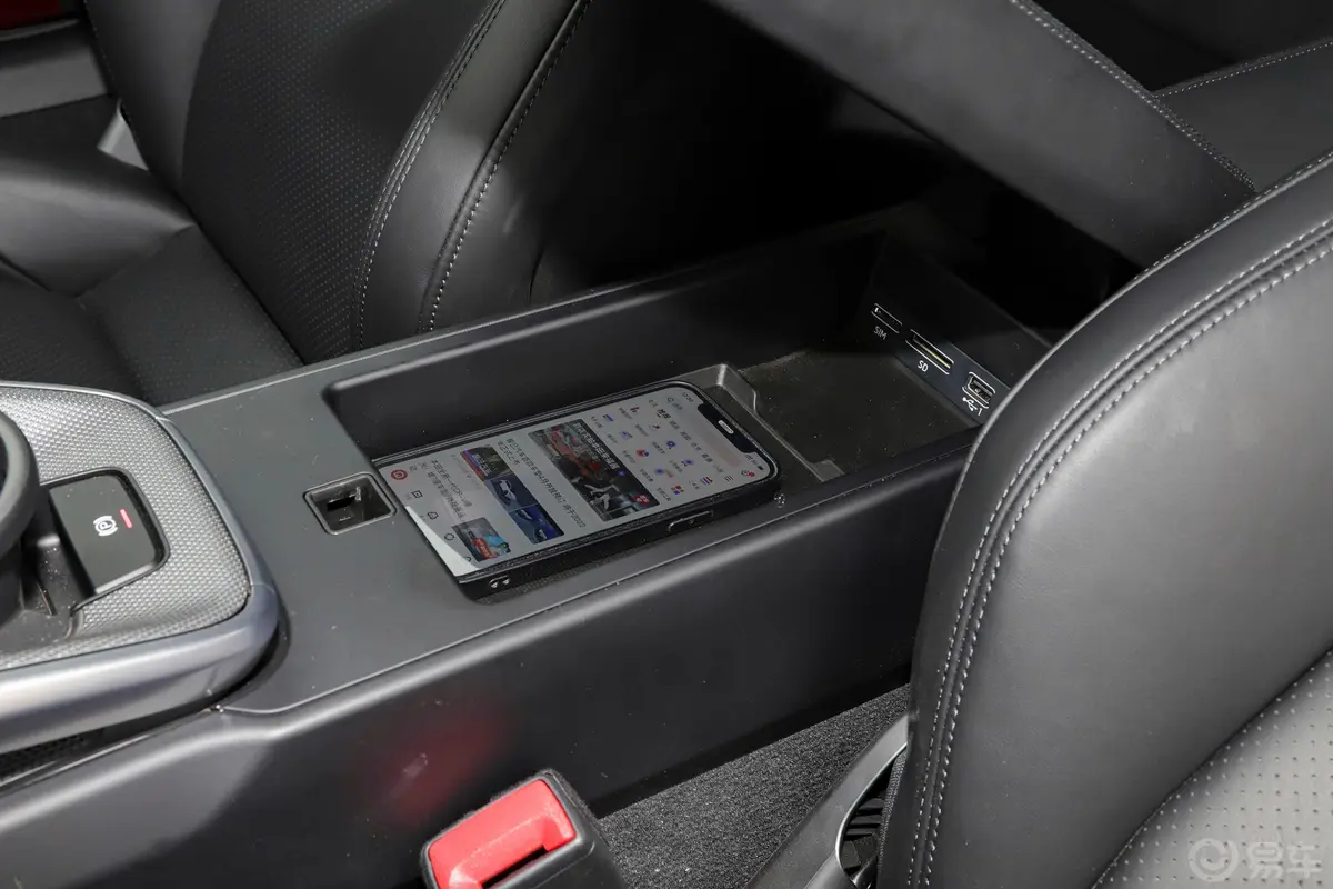 保时捷911Carrera Cabriolet 3.0T前排扶手箱储物格