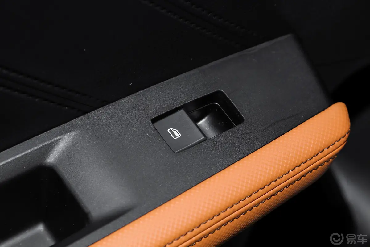 比亚迪e3升级版 高续航版 尊贵型后车窗调节