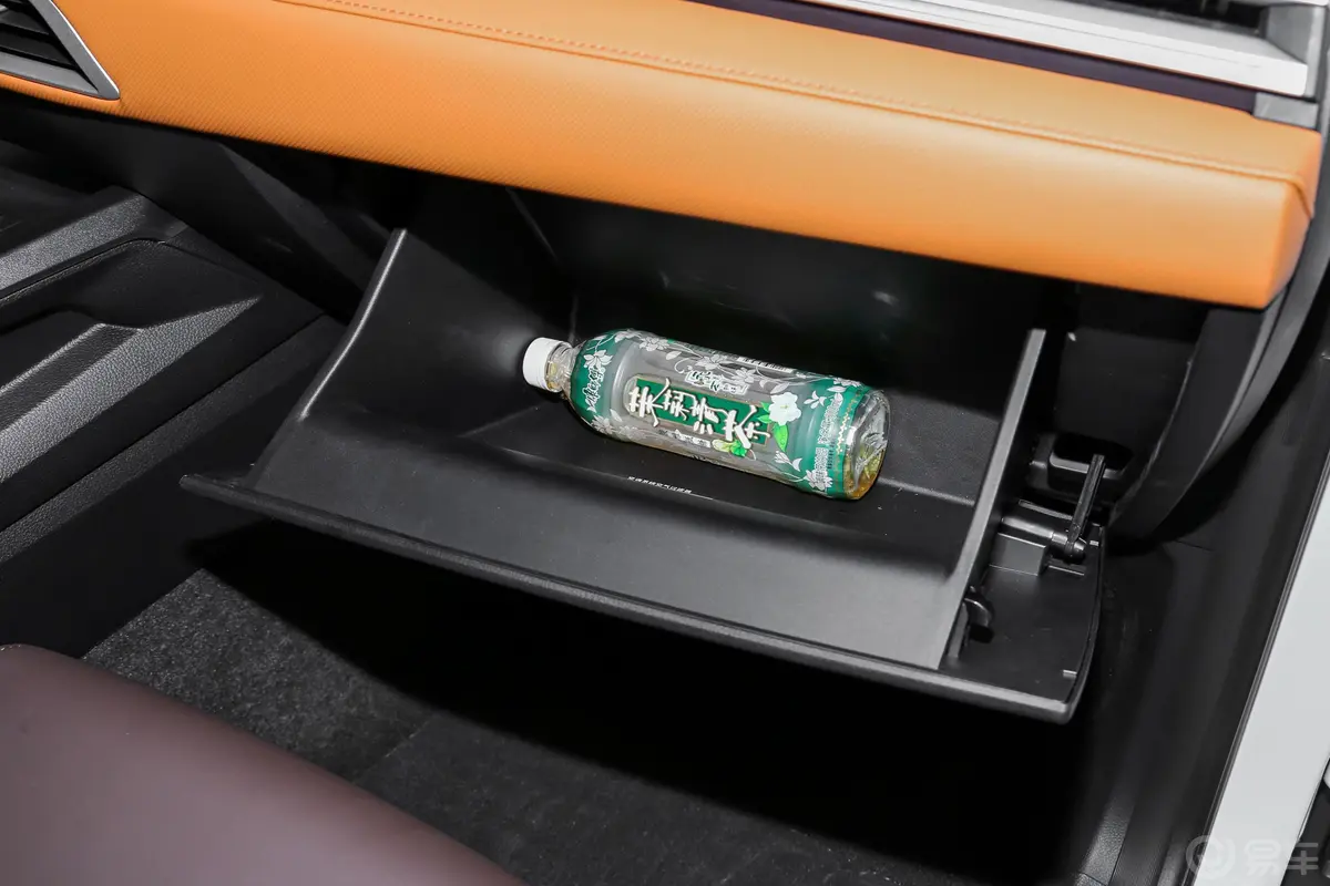 比亚迪e3升级版 高续航版 尊贵型手套箱空间水瓶横置
