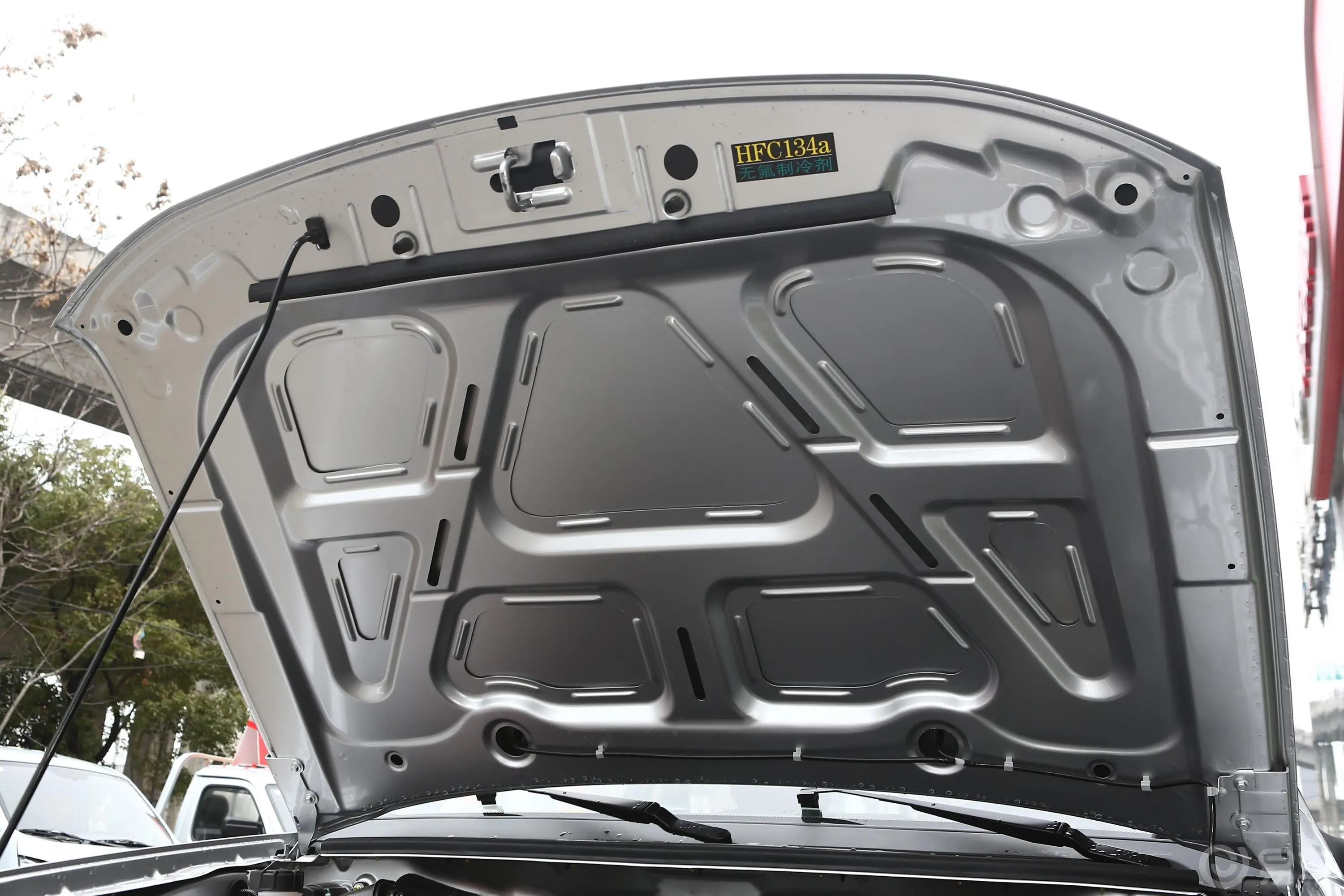 神骐F30创业版 1.5L 手动 双排短轴 标准型发动机舱盖内侧