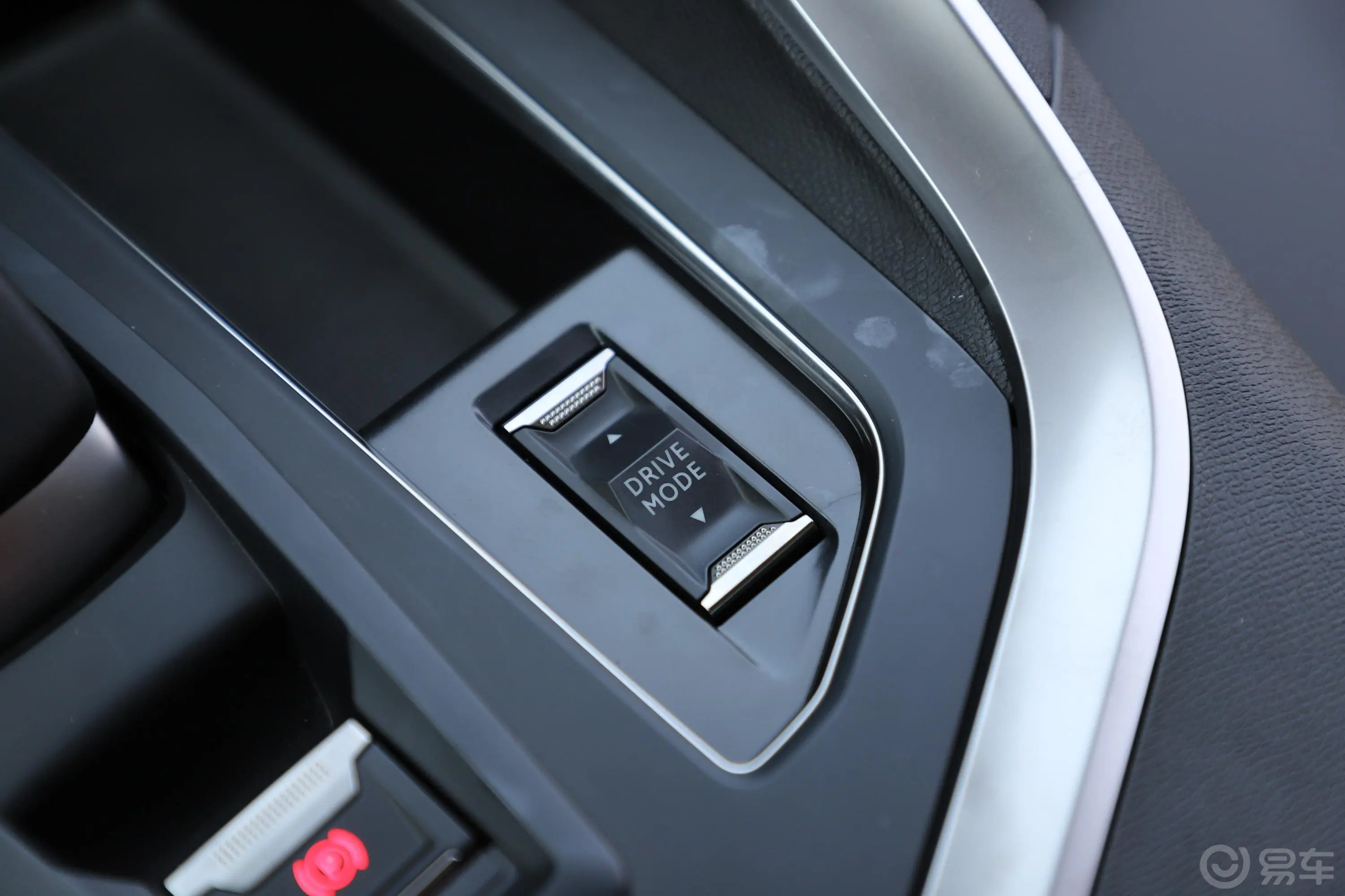 标致4008 PHEV1.6T 手自一体 四驱 三擎豪华版中控