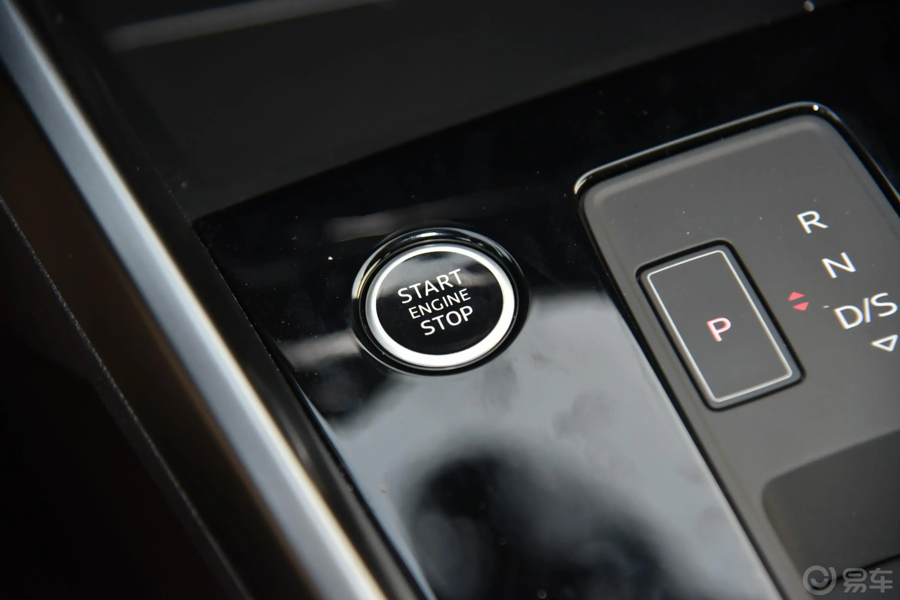 奥迪A3A3L Limousine 35 TFSI 豪华致雅型钥匙孔或一键启动按键