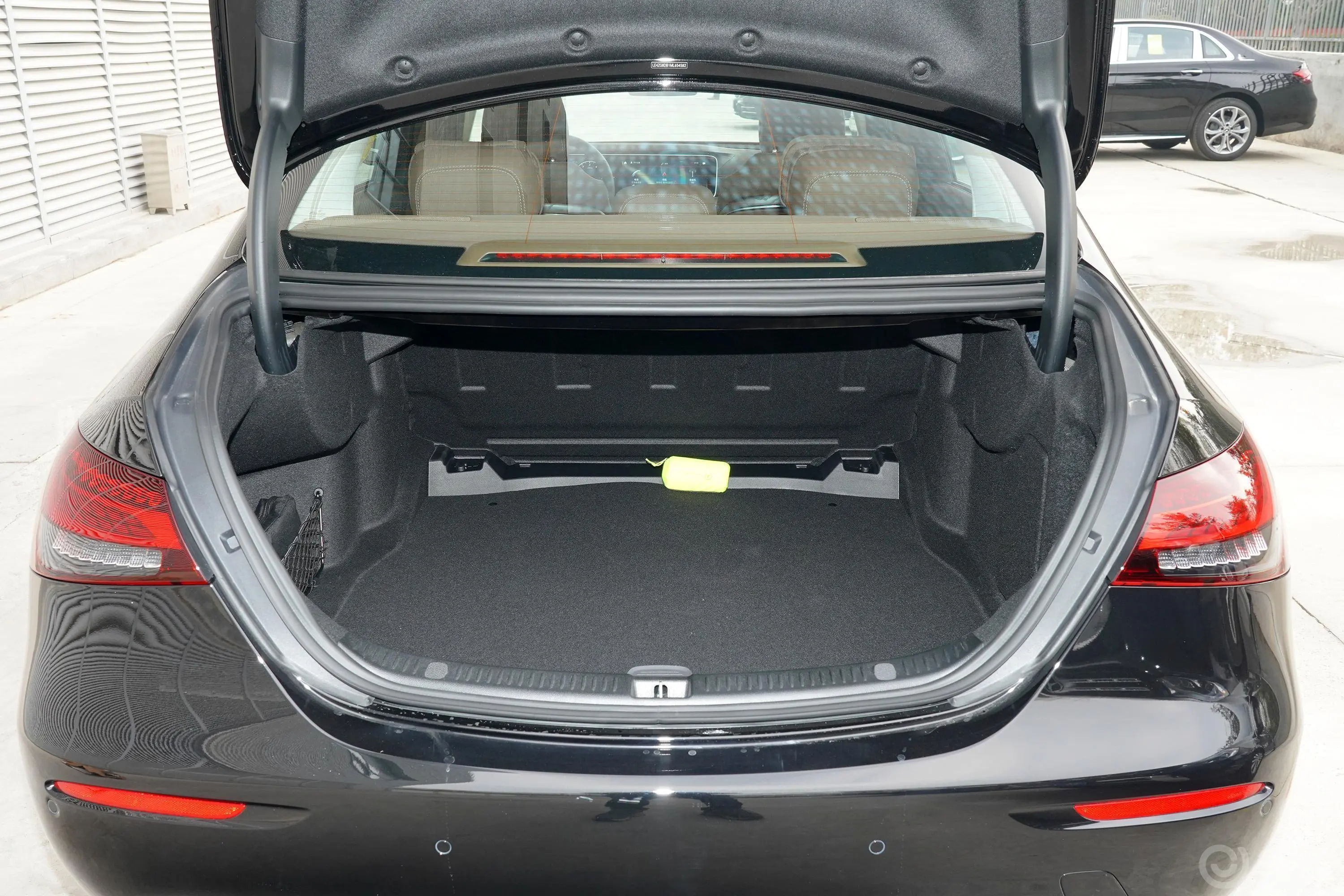 奔驰E级改款 E 300 L 尊贵型后备厢空间特写