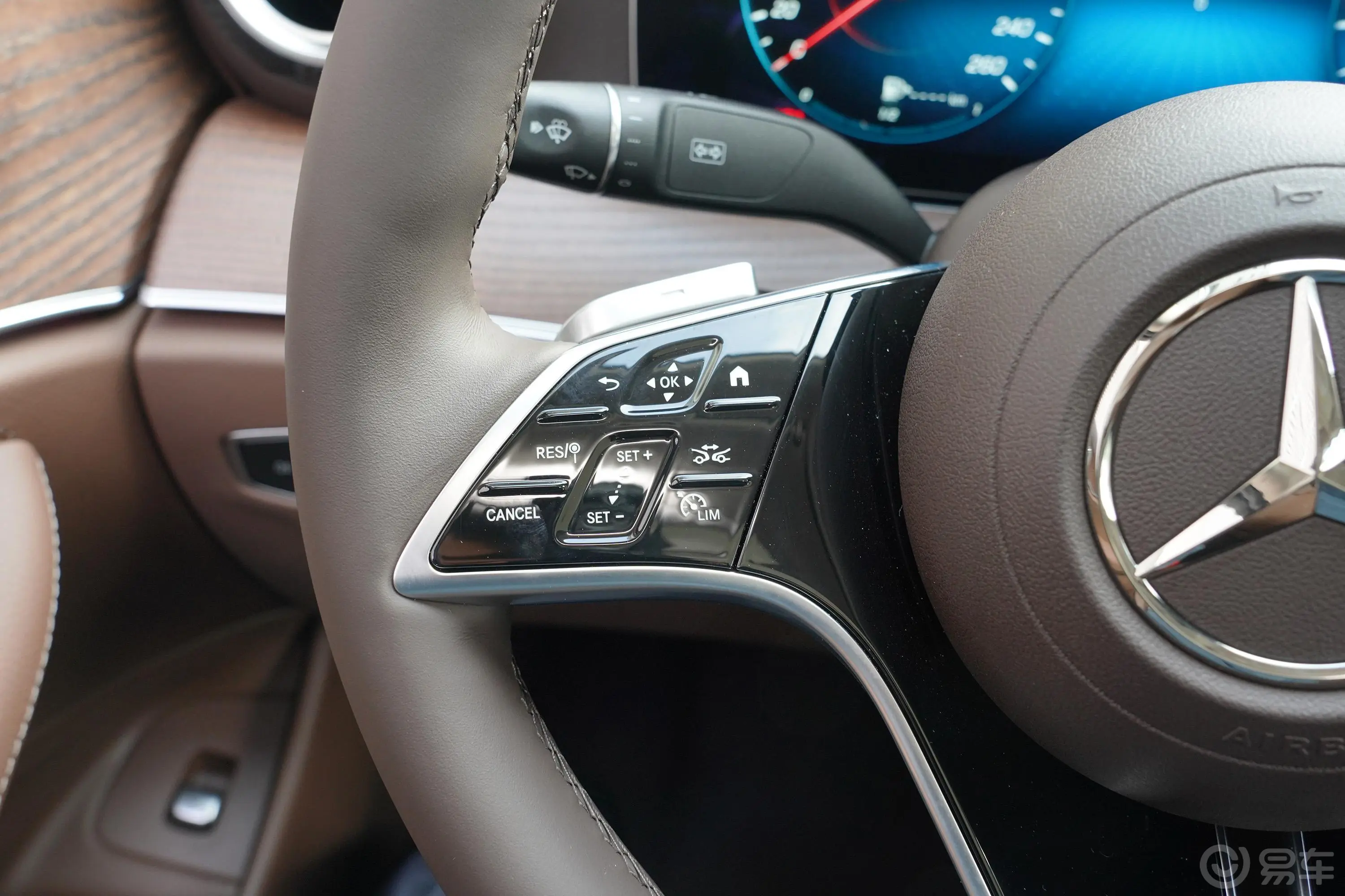 奔驰E级改款 E 300 L 尊贵型左侧方向盘功能按键