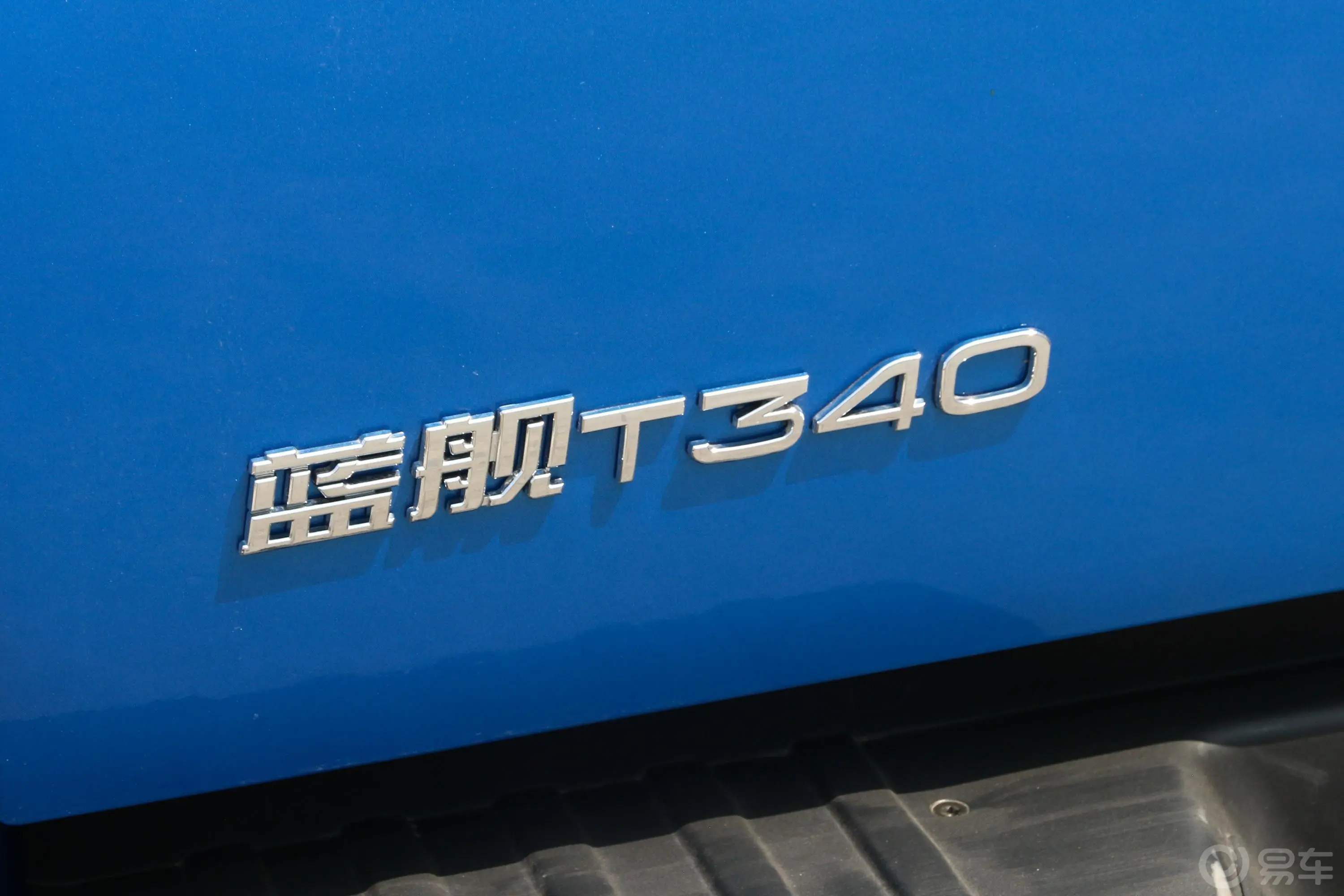 一汽蓝舰H62.5T 四驱 长轴 标准型JE4D25Q6A 柴油外观细节