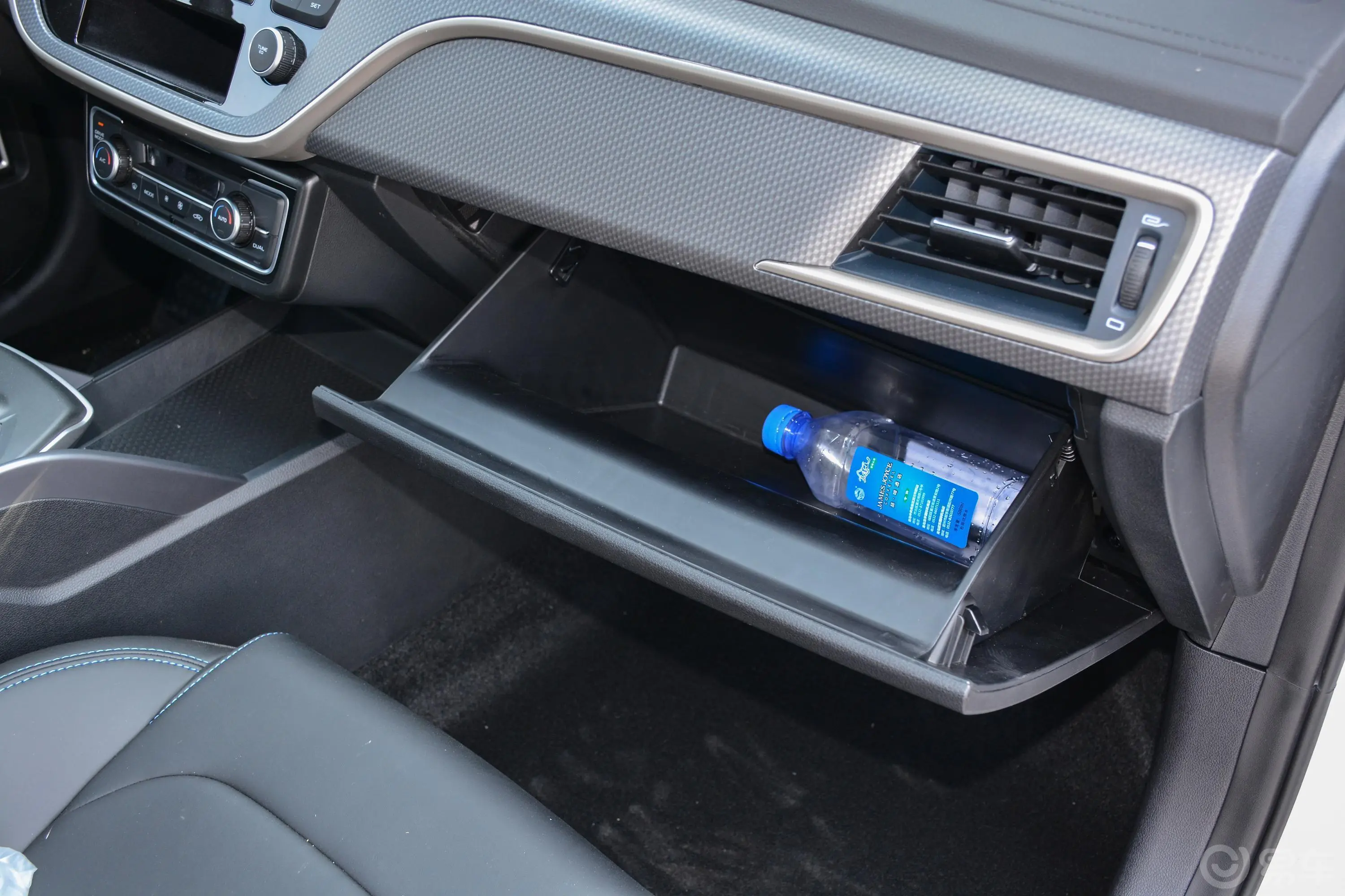 帝豪EVPro 421km 网约版手套箱空间水瓶横置