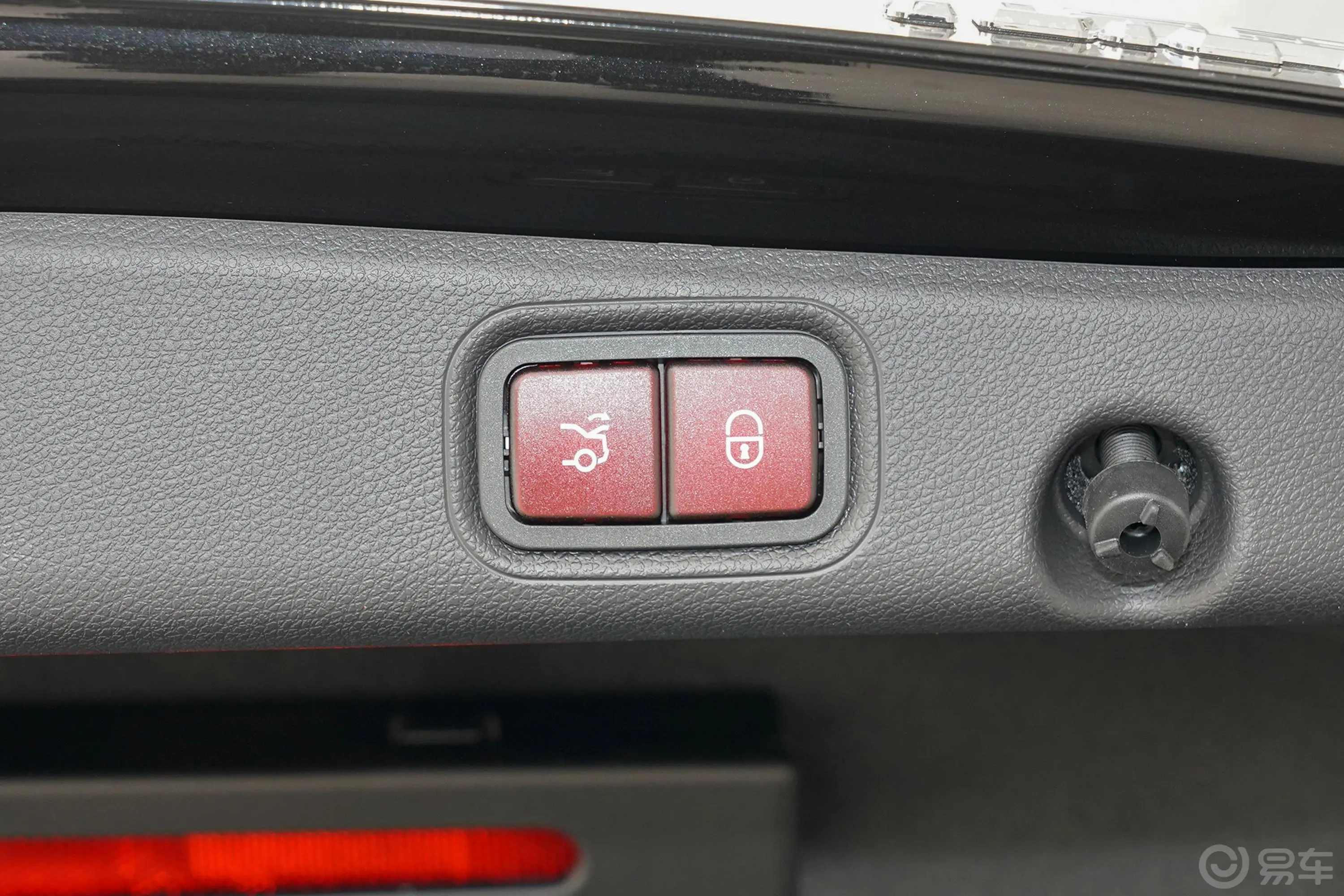 奔驰E级改款 E 300 L 运动尊贵型电动尾门按键（手动扶手）