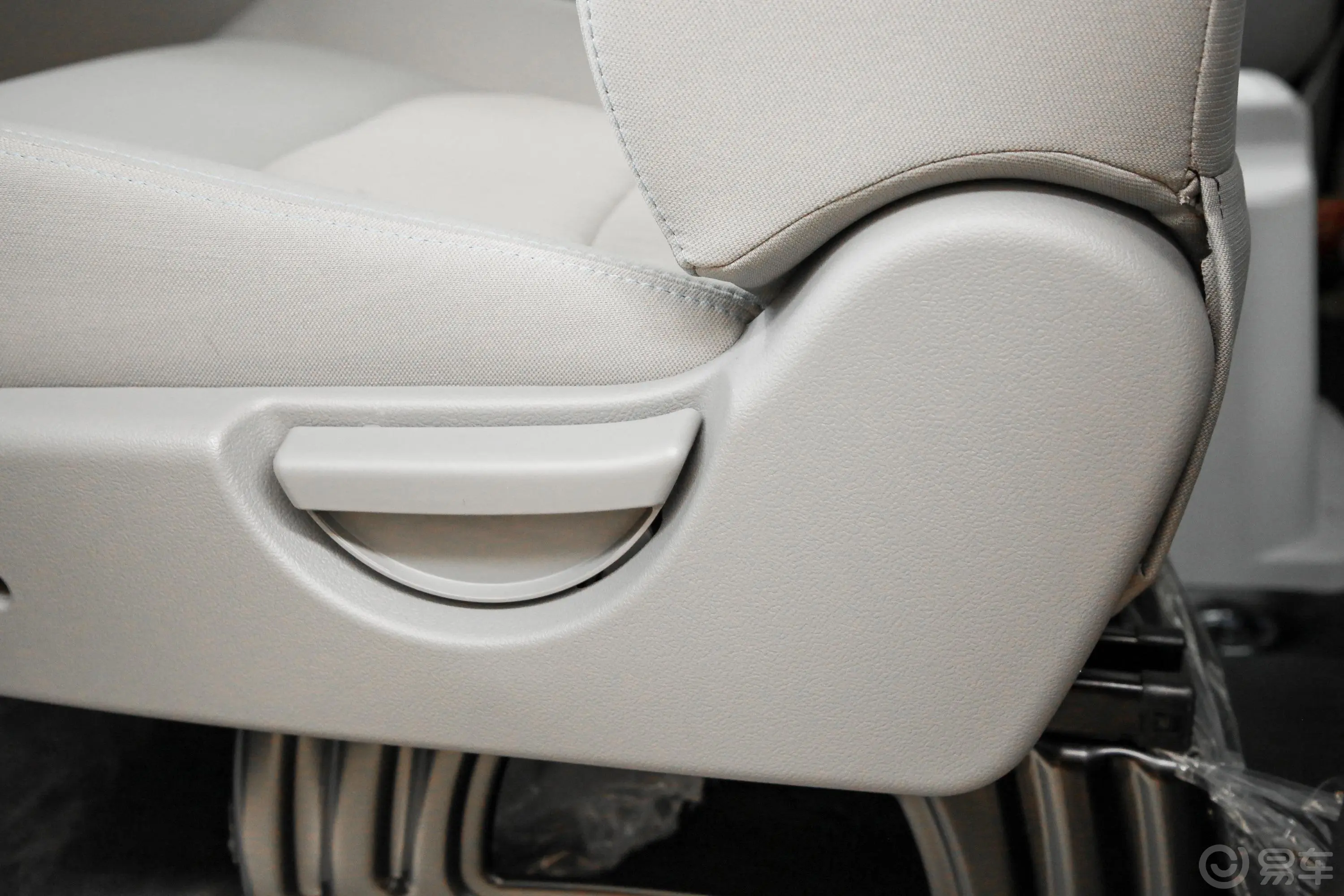 瑞风M3PLUS 宜家高功率版 1.5T 豪华型 9座主驾座椅调节