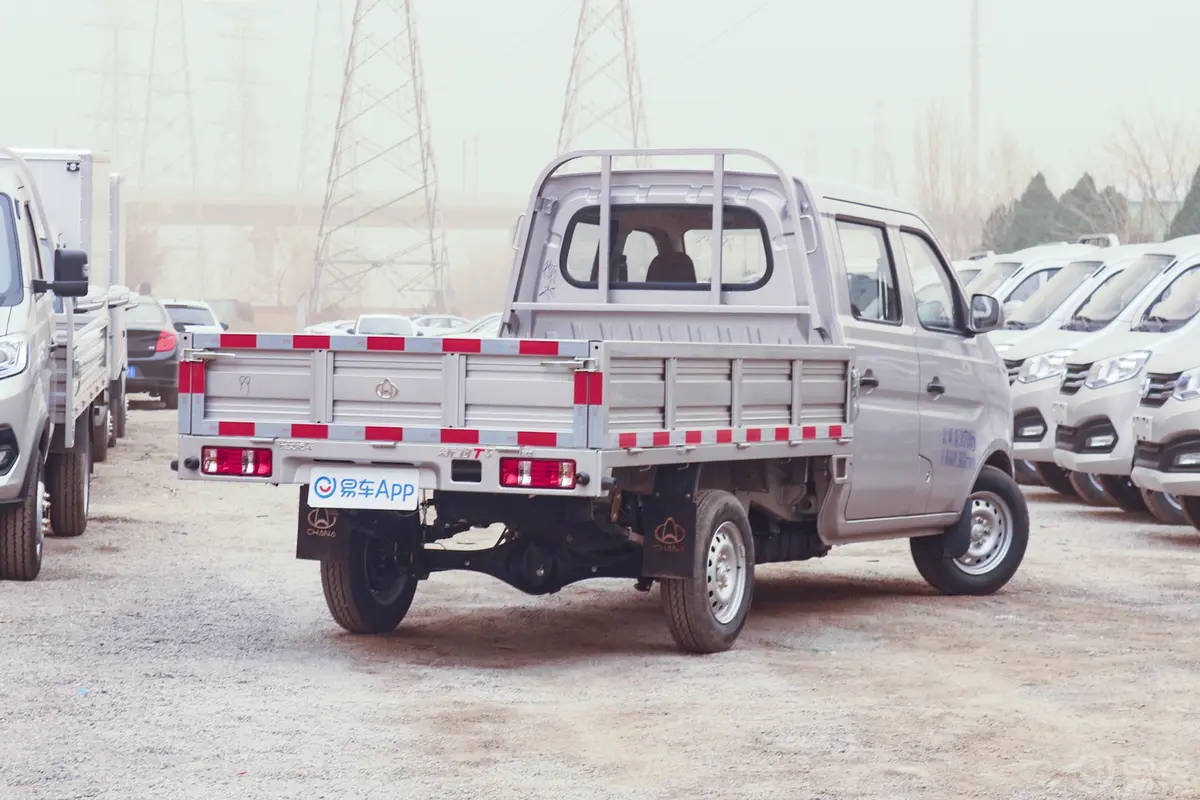 新豹T3东安1.6L 122马力 3080轴距 双排载货汽车  国Ⅵ侧后45度车头向右水平