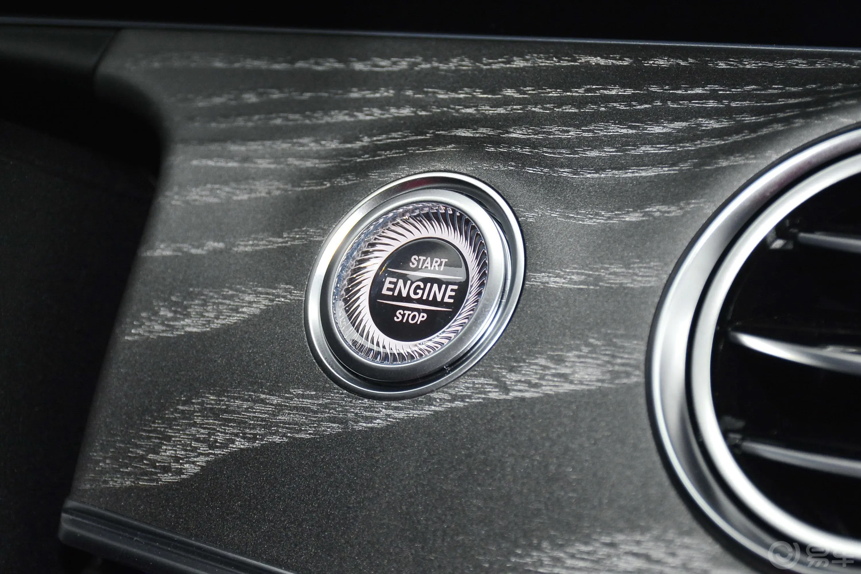 奔驰E级改款 E 300 L 运动豪华型钥匙孔或一键启动按键