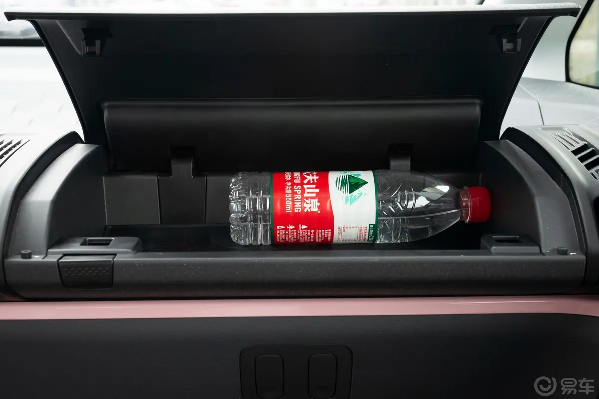 宝骏E300小Biu Plus 星际智行版手套箱空间水瓶横置