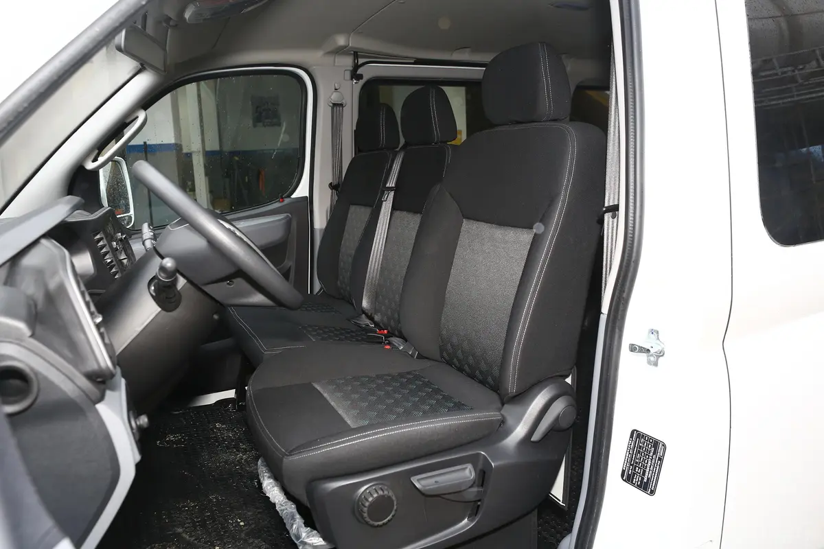 新途V80Plus城市版 2.0T 手动短轴超低顶 7/8/9座驾驶员座椅