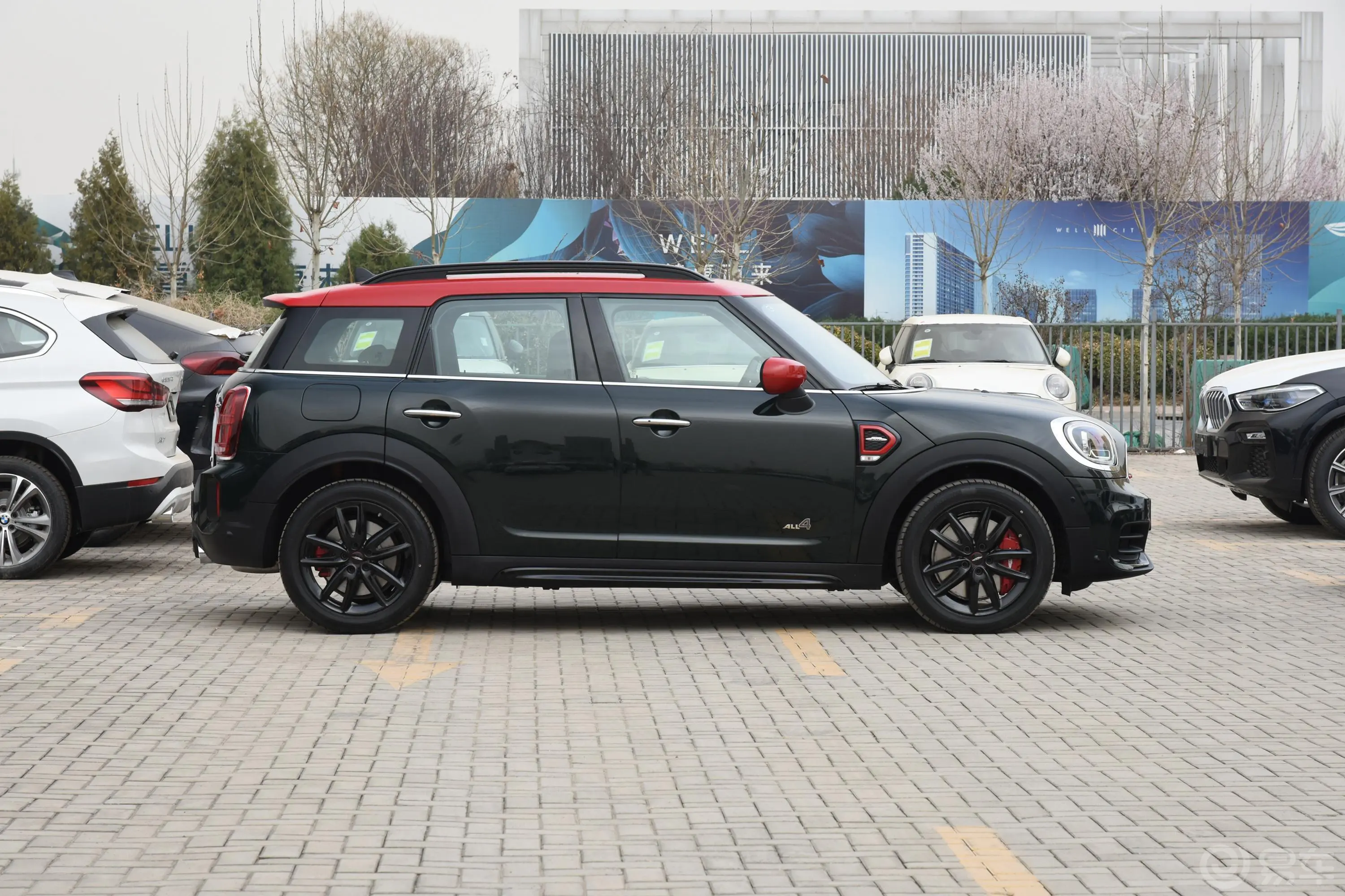 MINI JCW COUNTRYMAN2.0T JOHN COOPER WORKS正侧车头向右水平