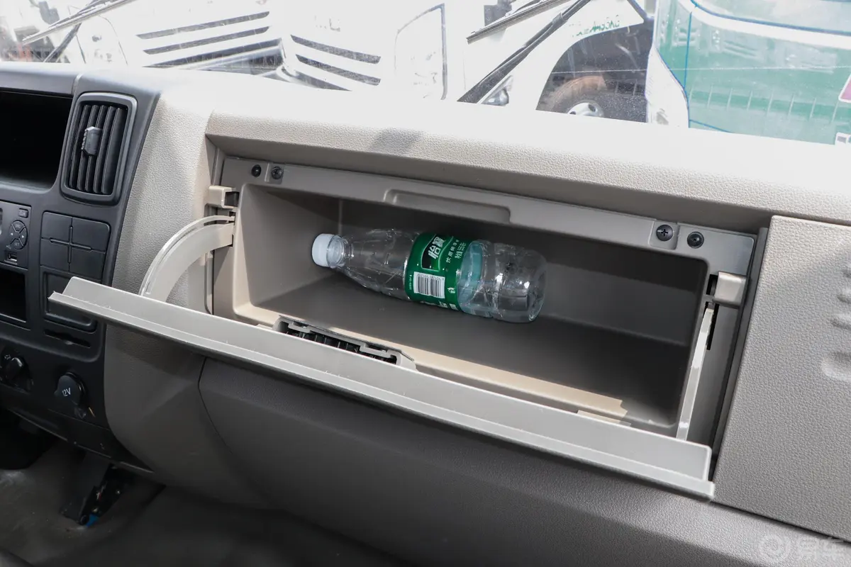 凯运强劲版宽体 4.08米单排厢式 轻载型普通版手套箱空间水瓶横置