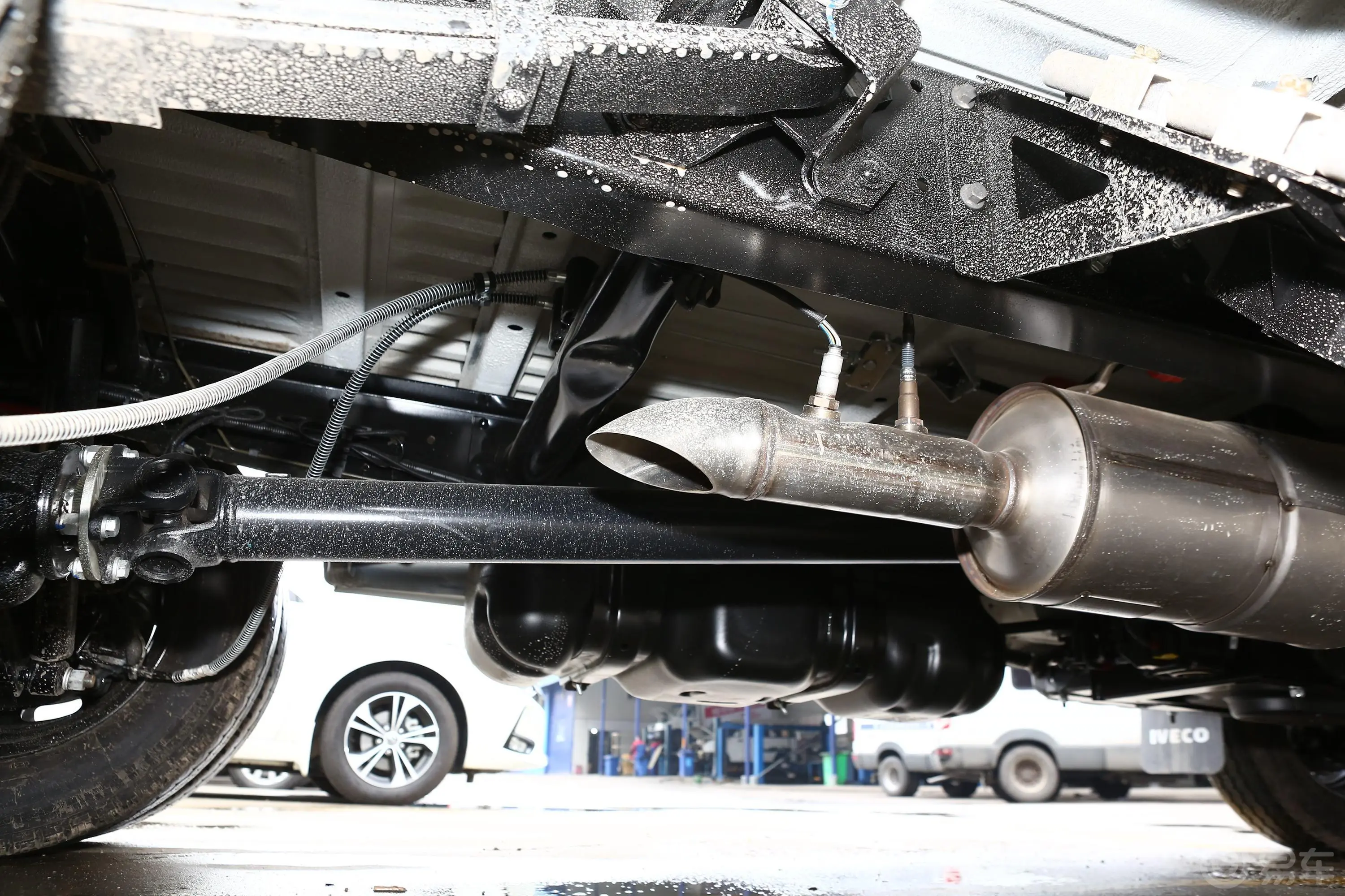 依维柯得意客车 A35 2.5T 手动 中顶双胎侧移门 5-9座 国VI外观