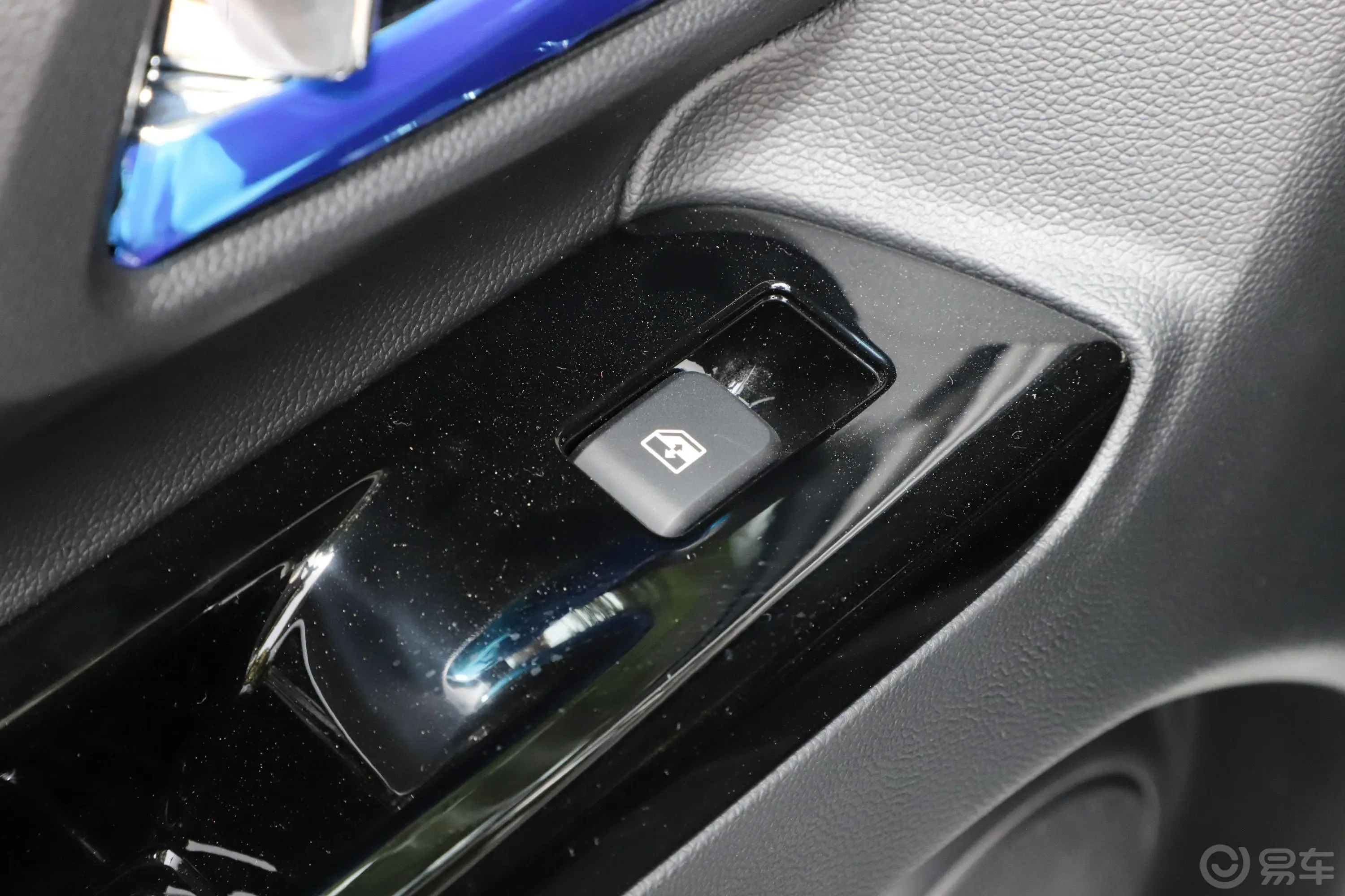 长安欧尚X70A改款 1.5L 手动 精英型后车窗调节