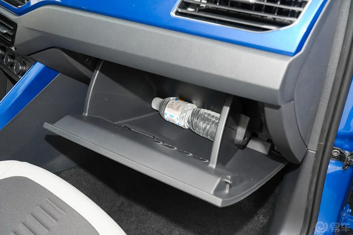 PoloPlus 1.5L 自动潮酷智尊版手套箱空间水瓶横置
