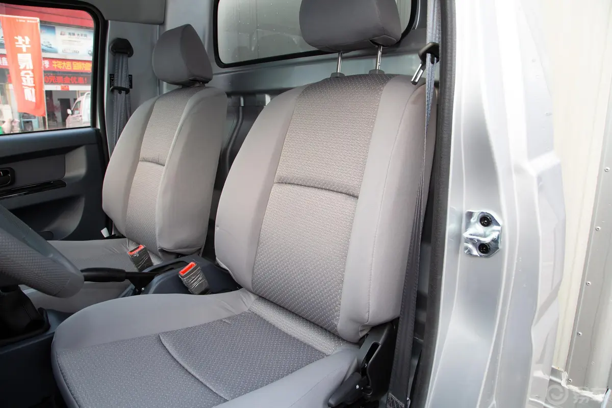 金杯T51.5L 单排3.2米后双胎标准版(PVC原厂箱货)驾驶员座椅