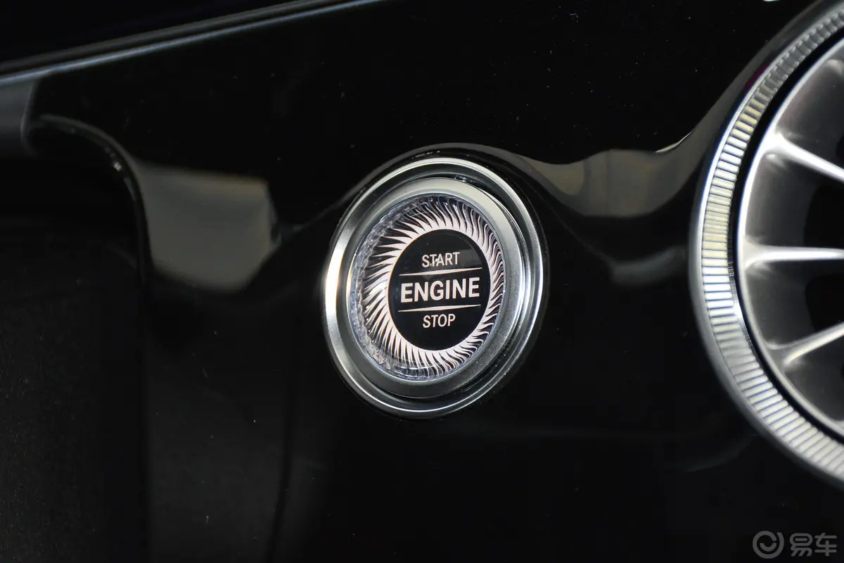 奔驰GT AMGAMG GT 50 四门跑车钥匙孔或一键启动按键